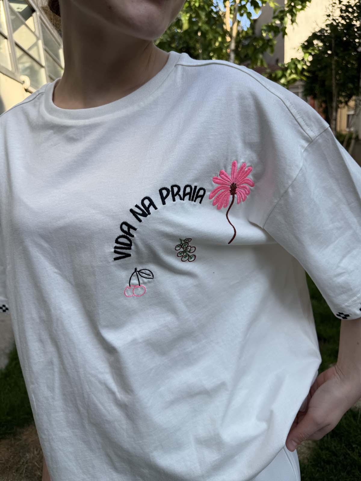 OSAKA KALIP ÖNÜÇİÇEKLİ VE KOLLARI NAKIŞLI TİŞÖRT