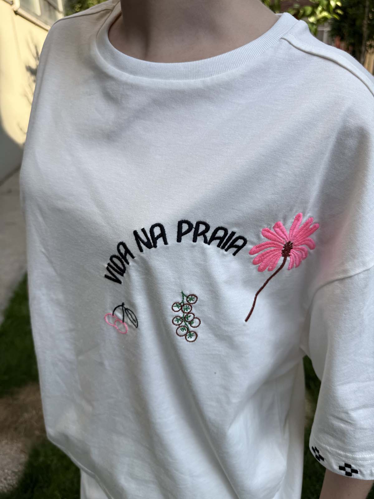 OSAKA KALIP ÖNÜÇİÇEKLİ VE KOLLARI NAKIŞLI TİŞÖRT