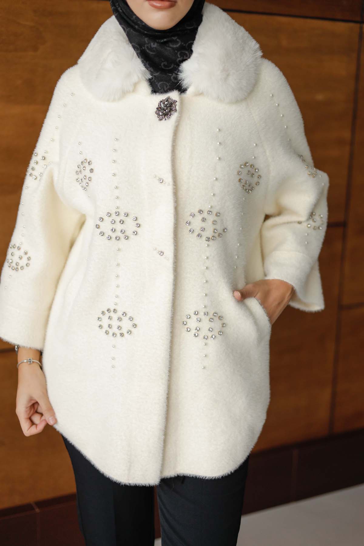 Angora  Yakası Kürklü Taş Detaylı  Hırka