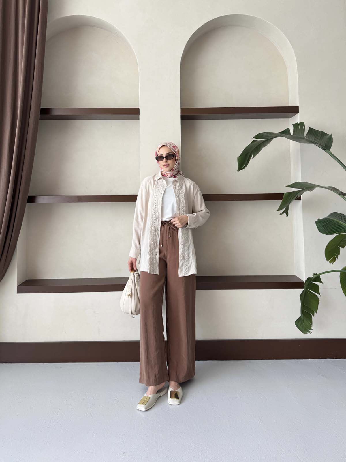 ÖNÜ ŞERİT APLİKELİ GÖMLEK