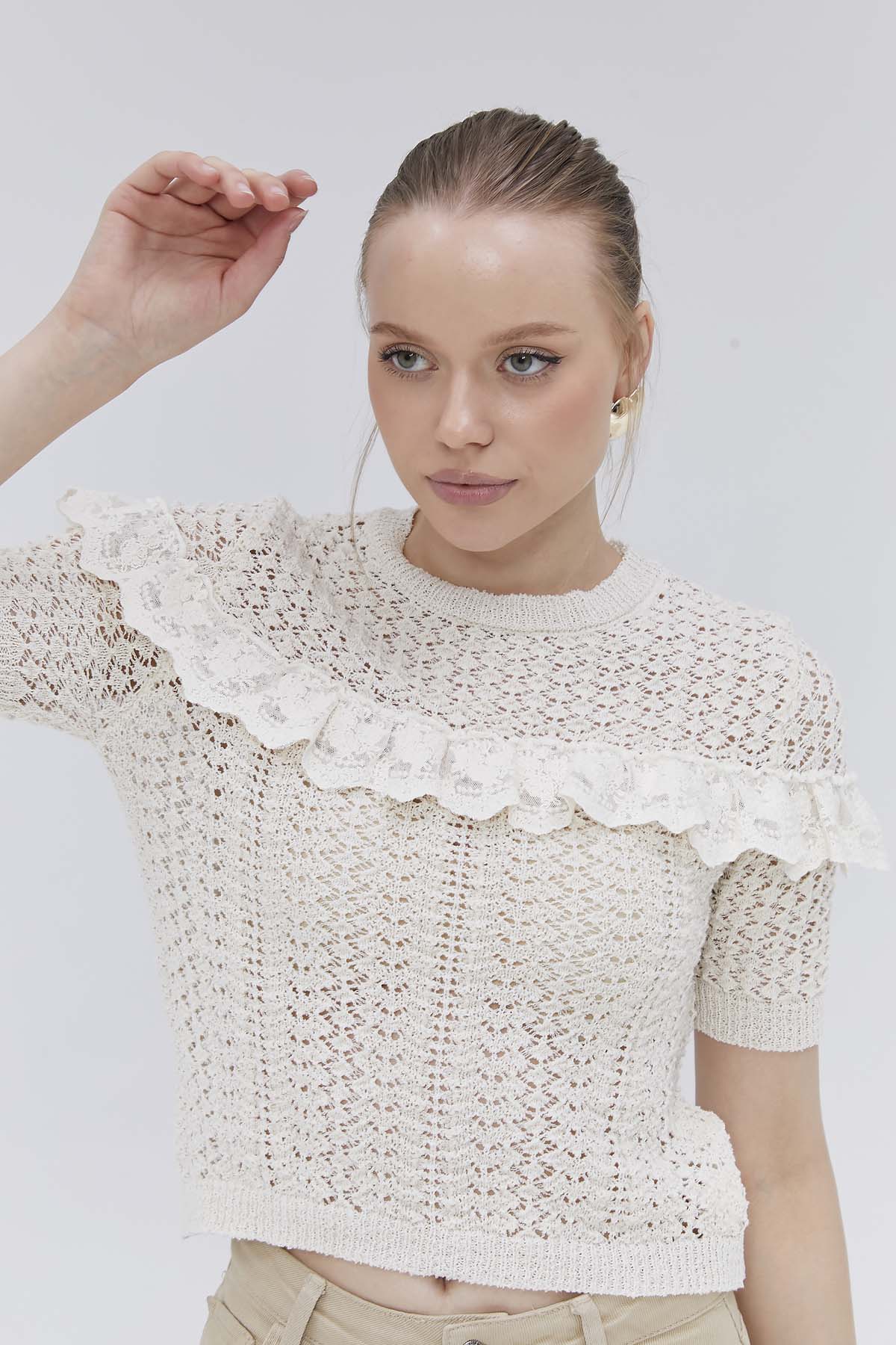 Kolları Ve Önü Dantelli Kısa Kazak