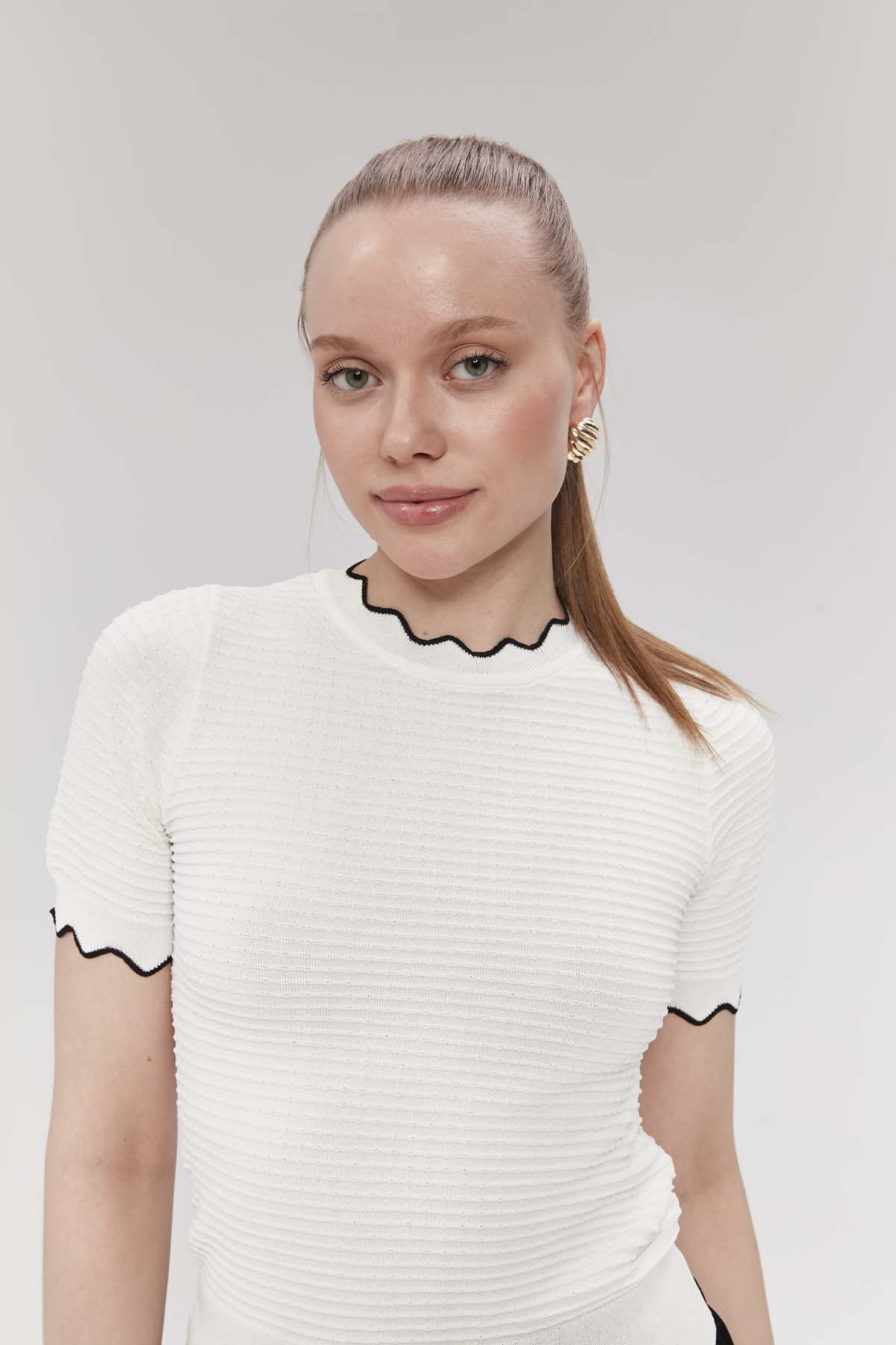 Yaka ve Kol Ağzı Çiizgili Kısa kollu Kazak Bluz Crop Atlet