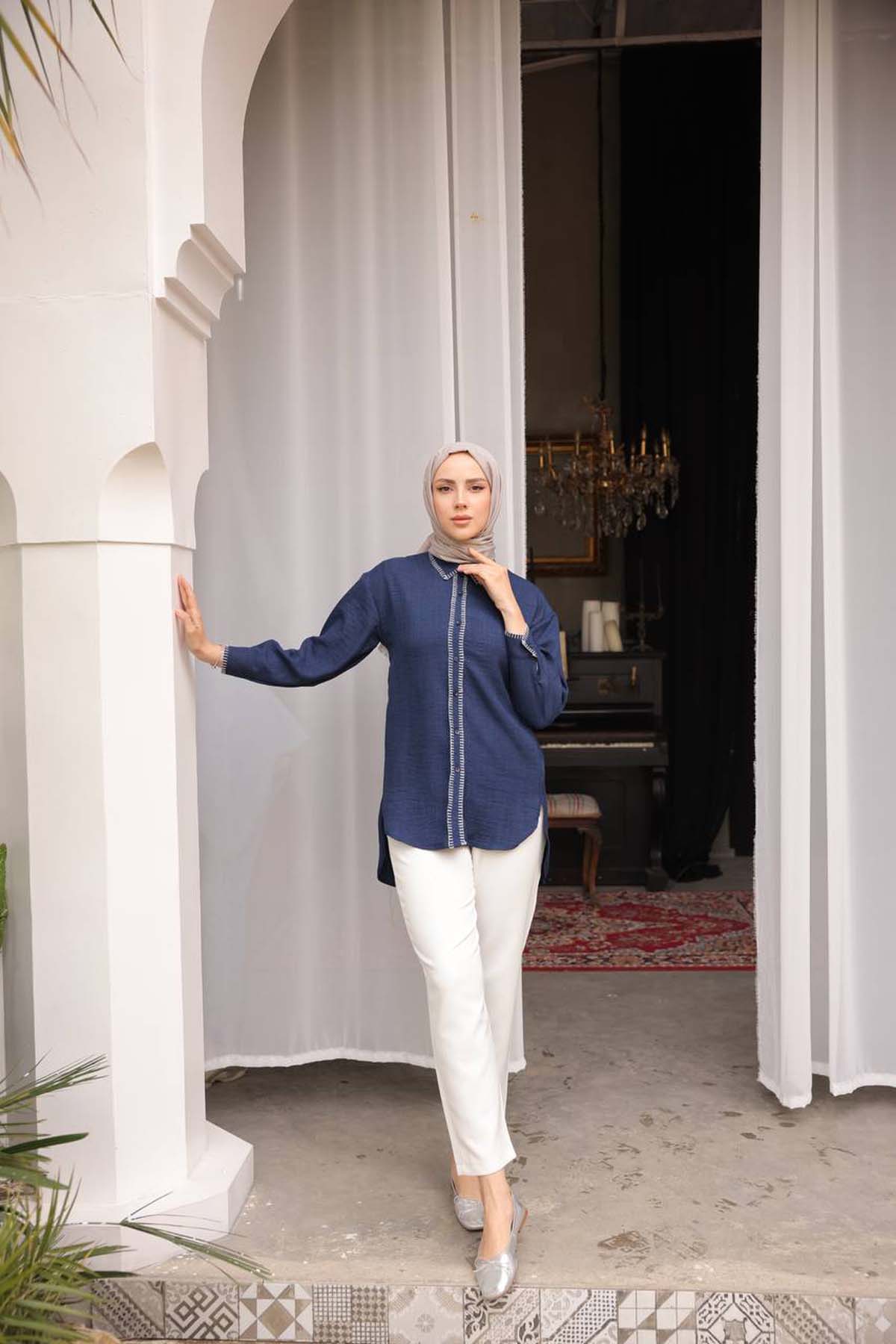 Bandı Çift Sıra İstirirdye Nakışlı Gömlek