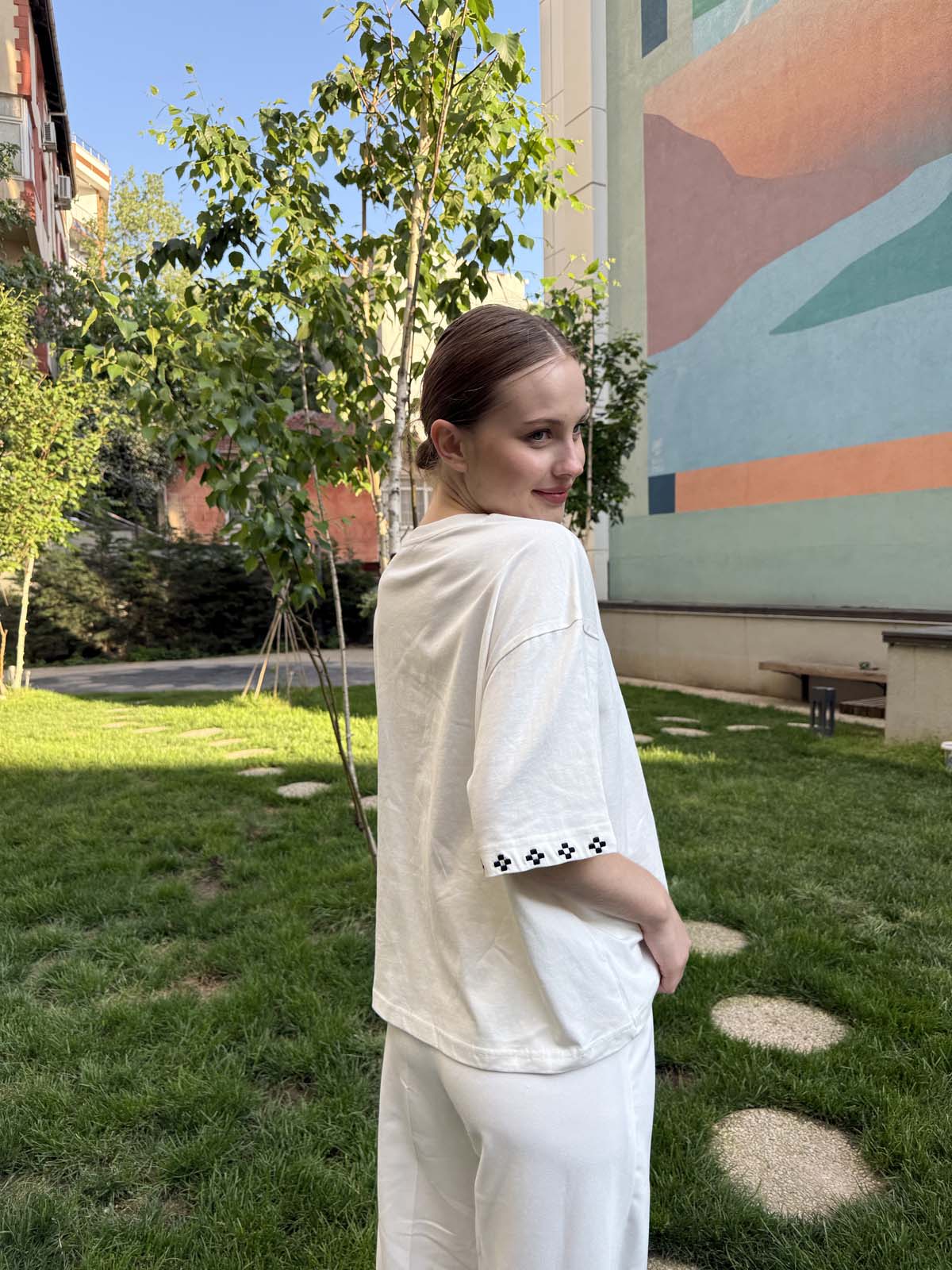 OSAKA KALIP ÖNÜÇİÇEKLİ VE KOLLARI NAKIŞLI TİŞÖRT