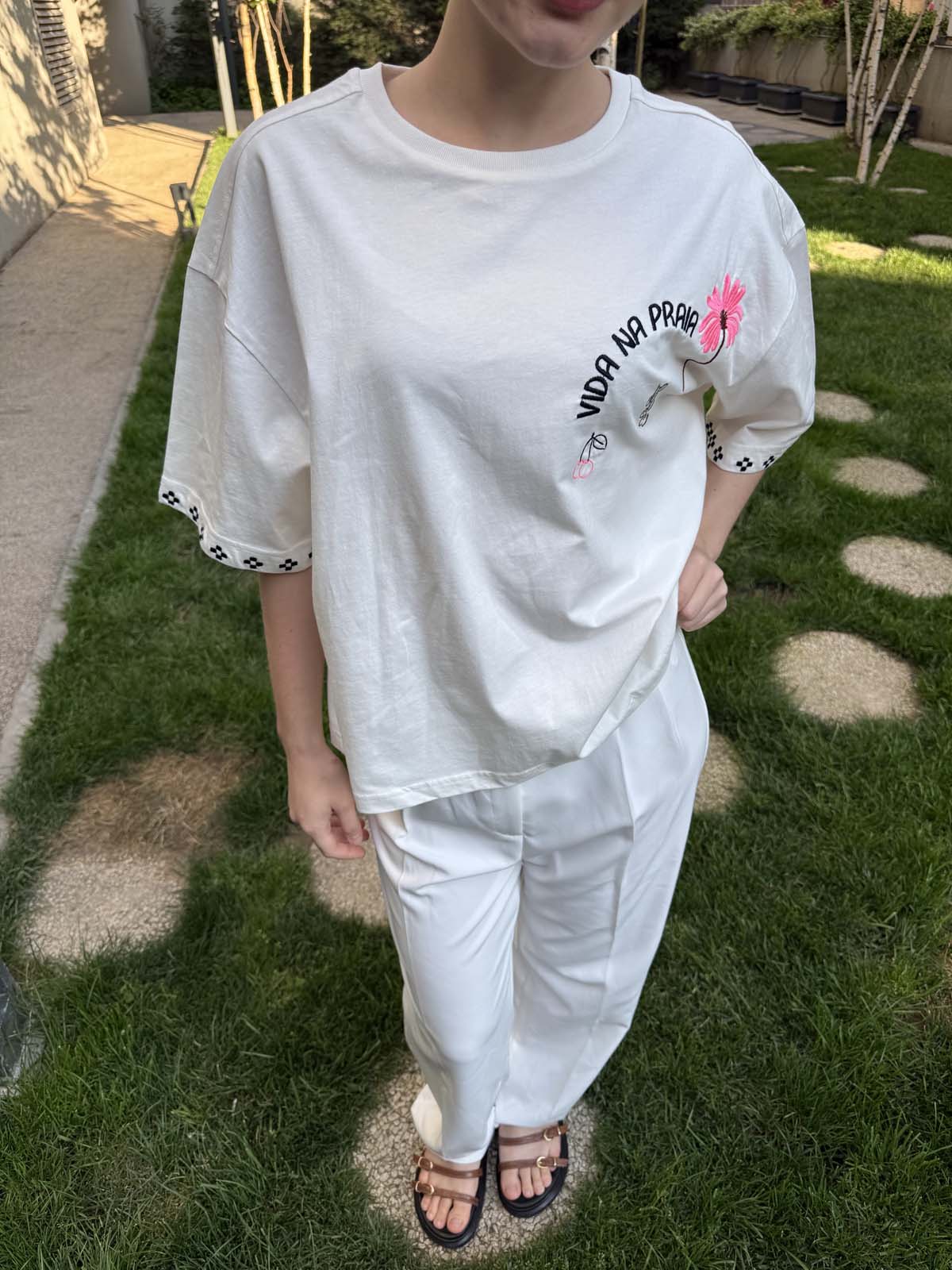 OSAKA KALIP ÖNÜÇİÇEKLİ VE KOLLARI NAKIŞLI TİŞÖRT