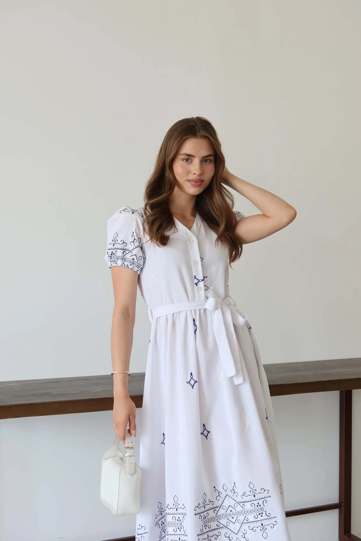 NAKIŞLI KISA KOLLU ELBİSE