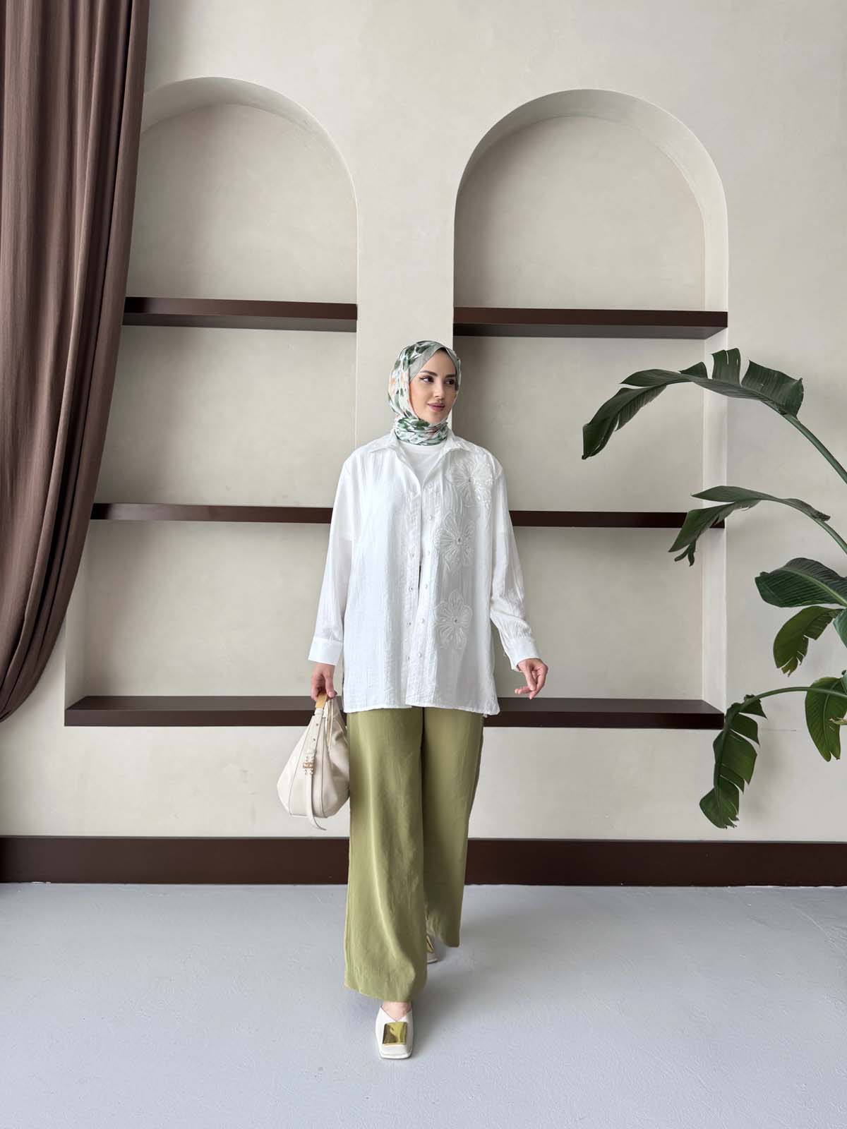 ÜÇ ÇİÇEKLİ MODEL GÖMLEK