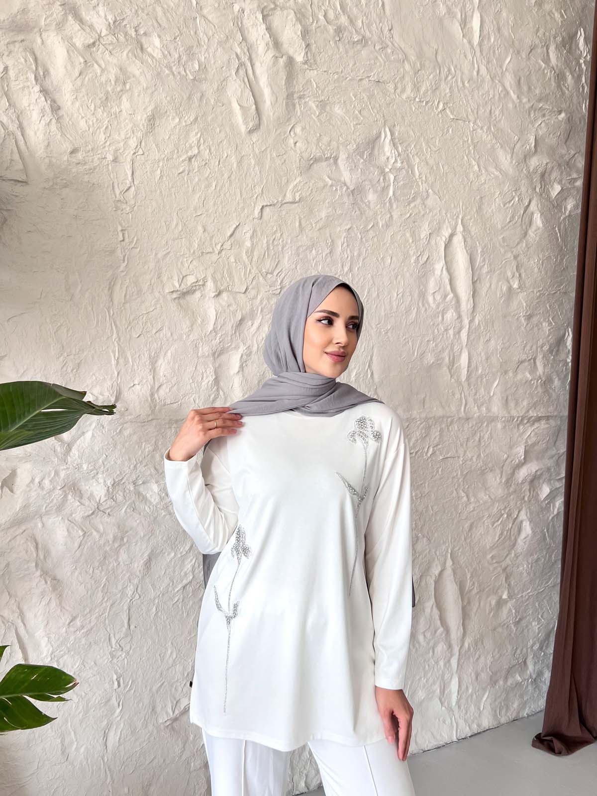 Çiçek Desenli  Taşlı Takma Kol Tunik