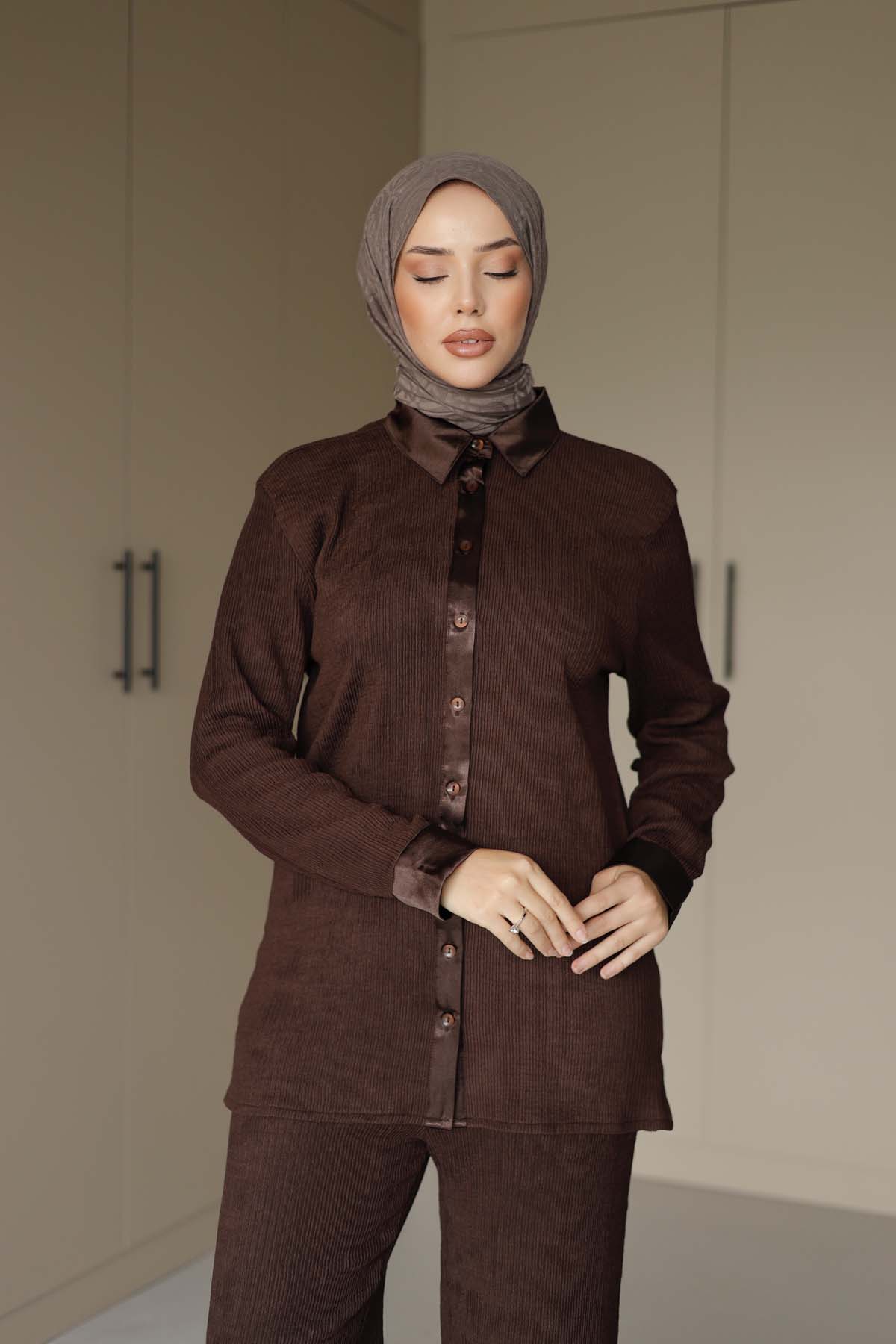 Düğmeli Saten Yakalı Gömlek