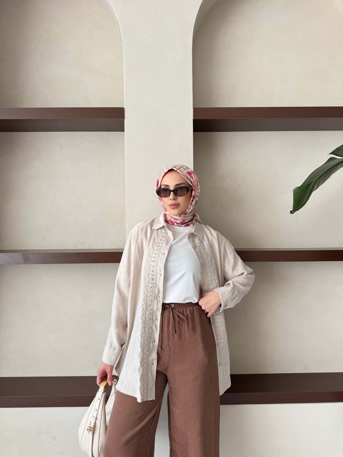 ÖNÜ ŞERİT APLİKELİ GÖMLEK