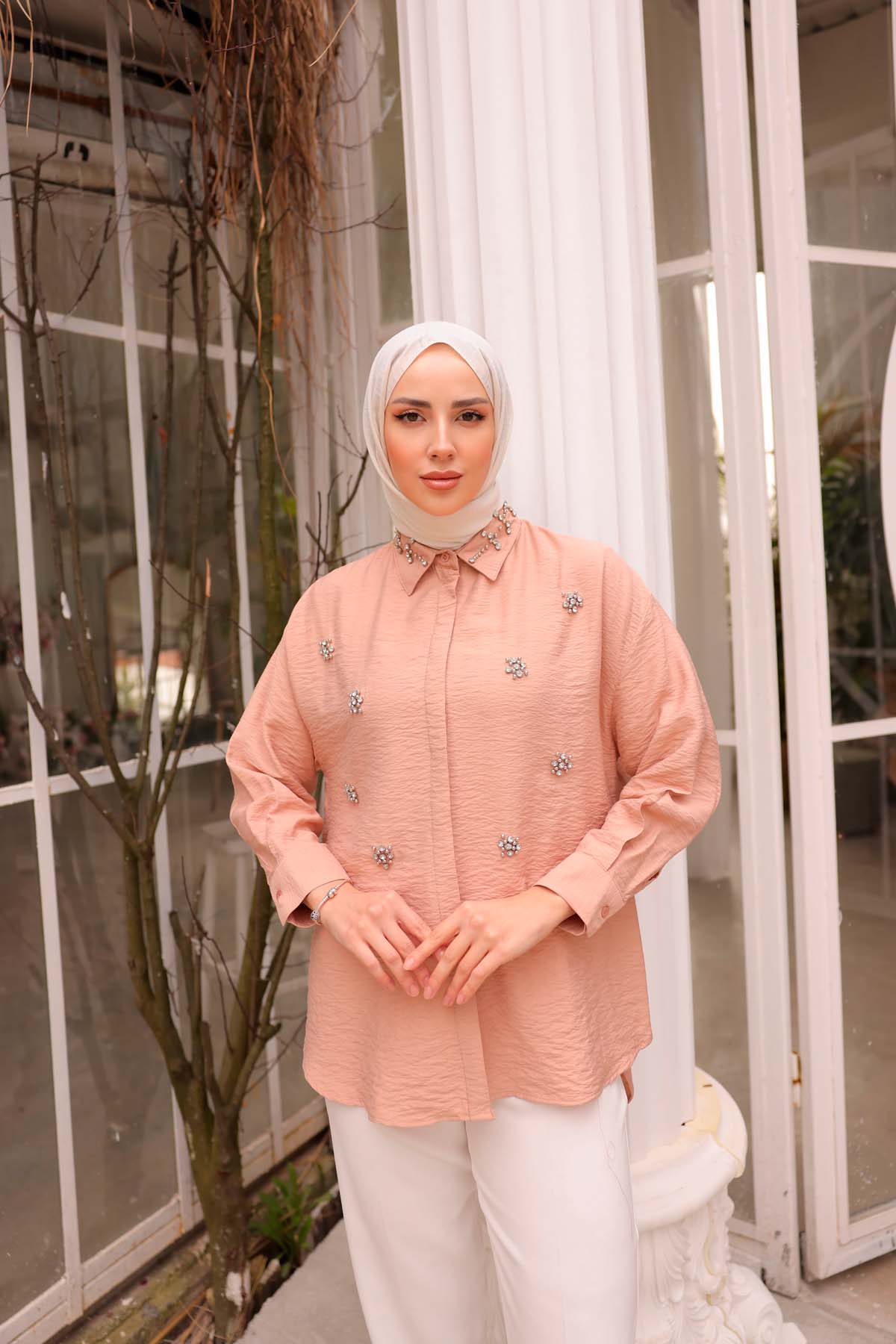 Önü ve Yakası Taşlı Gömlek