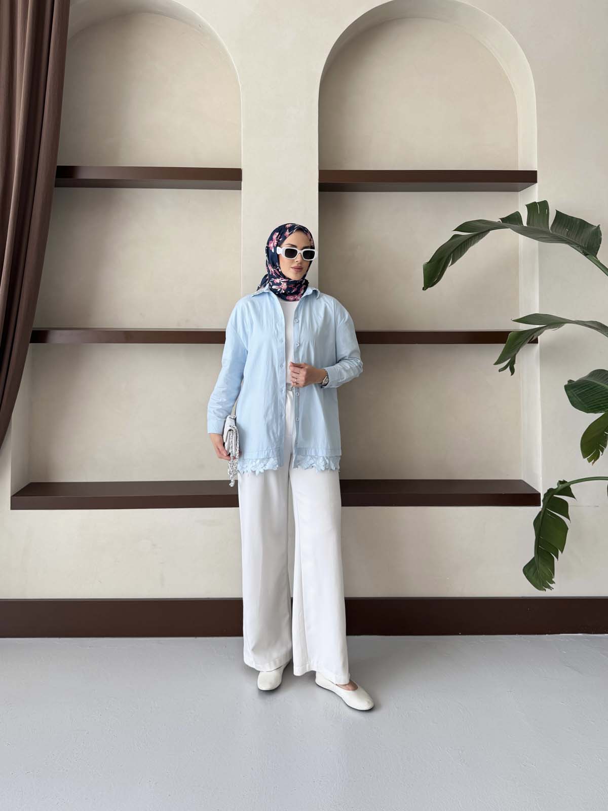 Yakası  Taşlı  Eteği Dantel  Gömlek