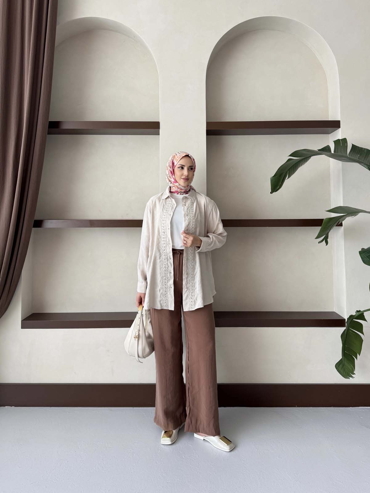 ÖNÜ ŞERİT APLİKELİ GÖMLEK