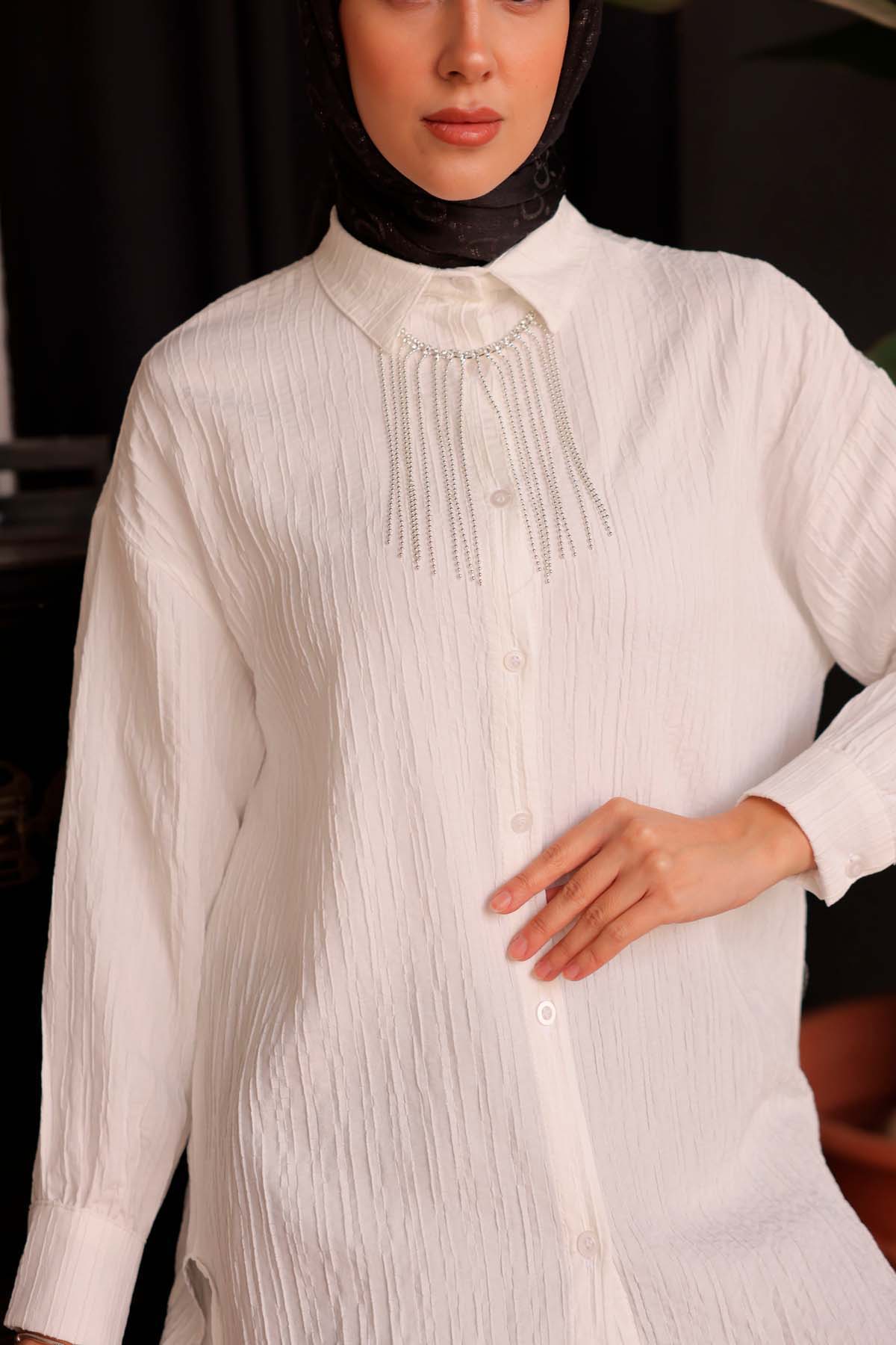 Yakası Zincirli Gömlek