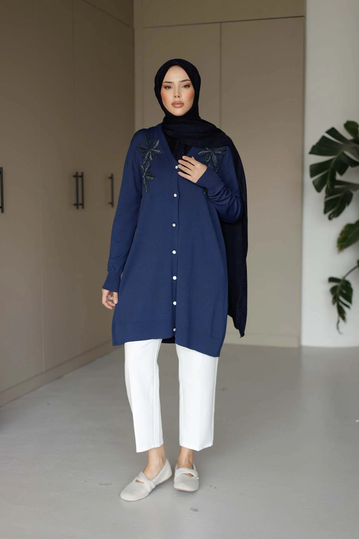 Çiçekli Düğmeli Uzun Hırka