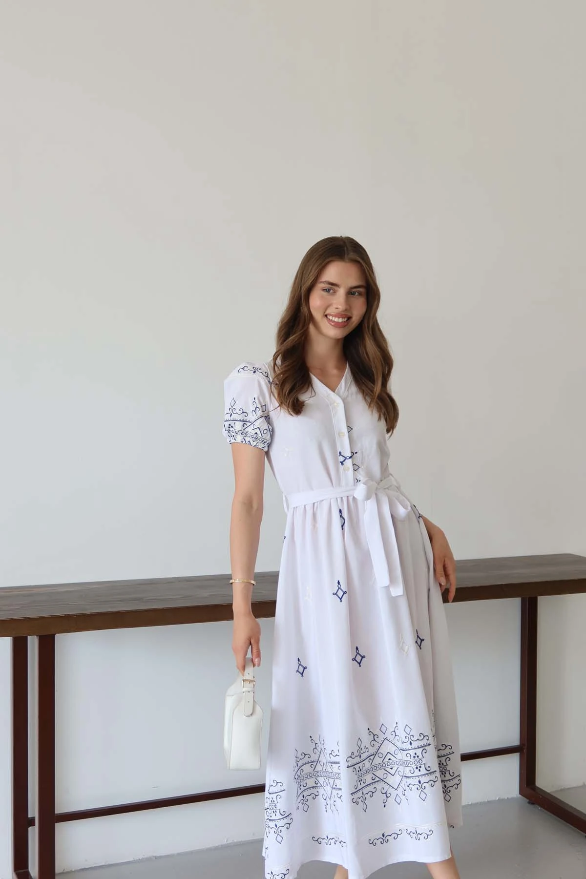 NAKIŞLI KISA KOLLU ELBİSE