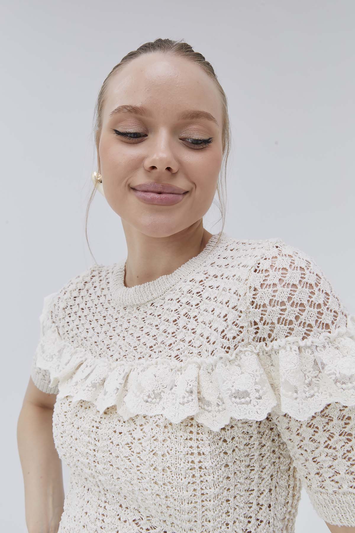 Kolları Ve Önü Dantelli Kısa Kazak