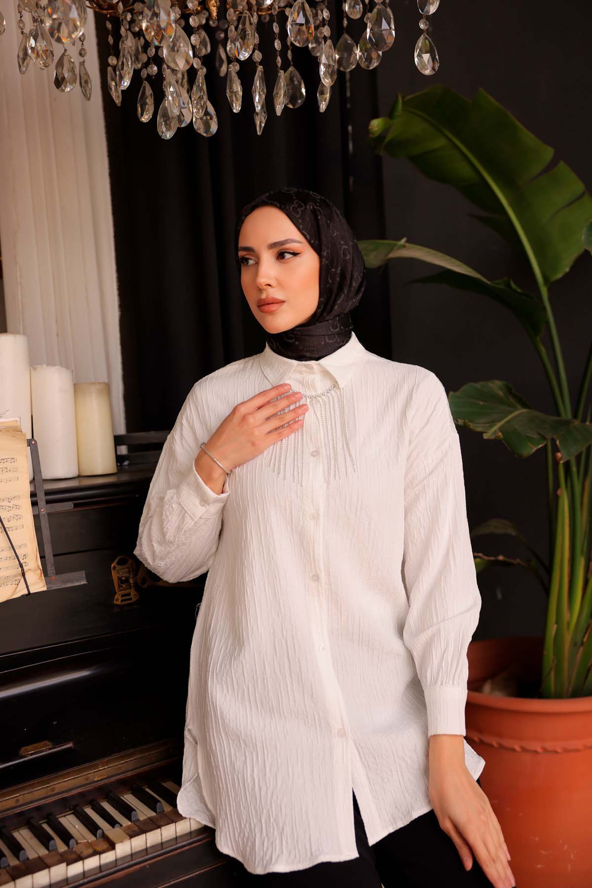 Yakası Zincirli Gömlek