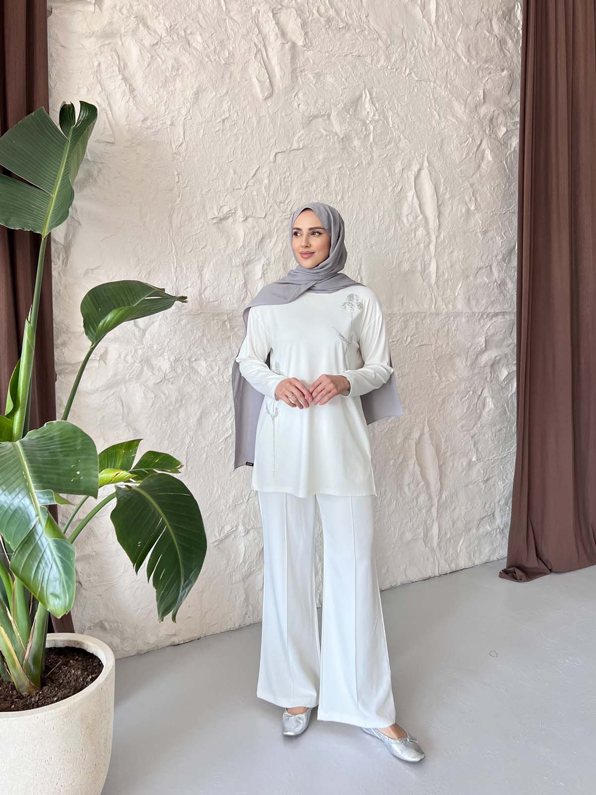 Çiçek Desenli  Taşlı Takma Kol Tunik