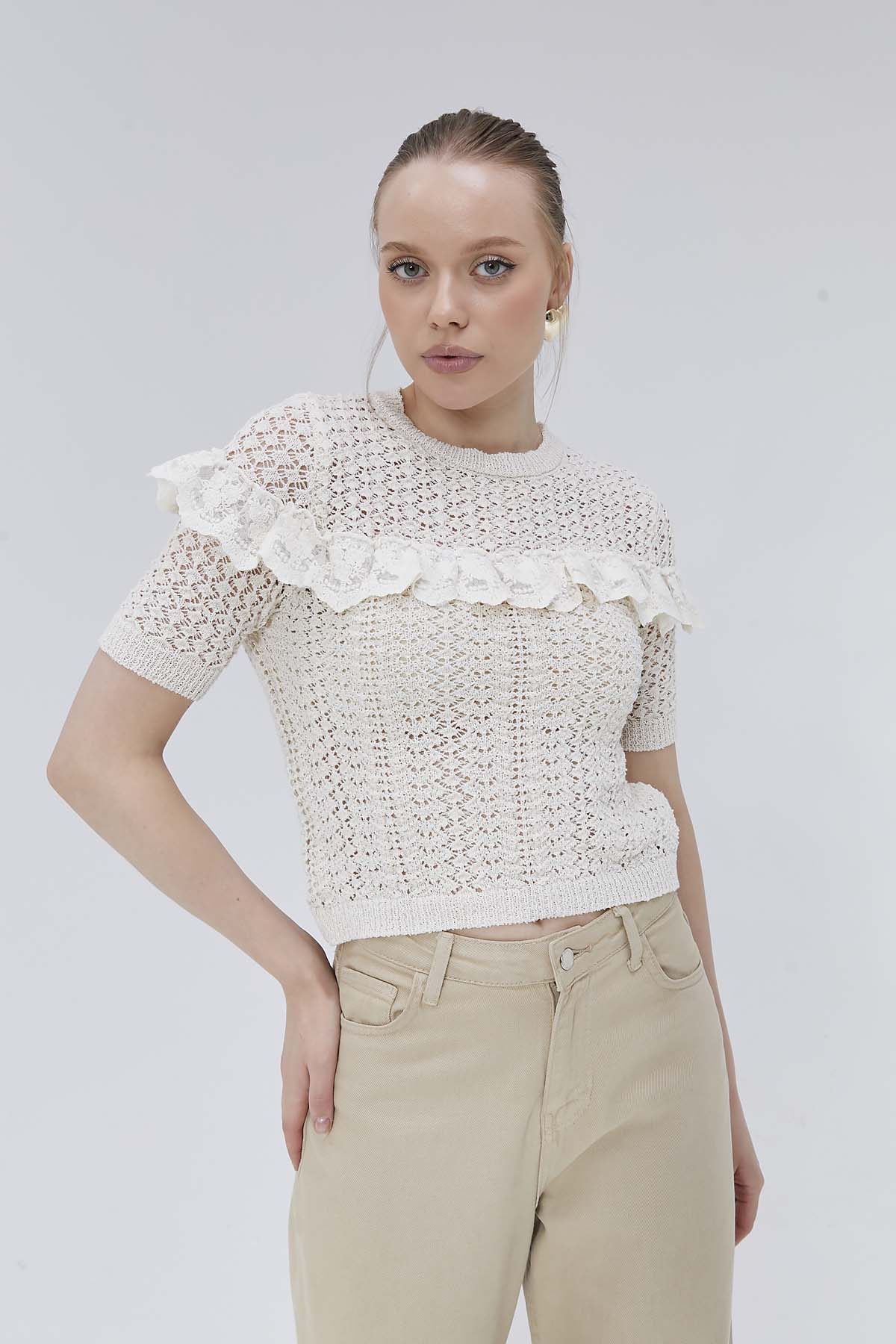 Kolları Ve Önü Dantelli Kısa Kazak