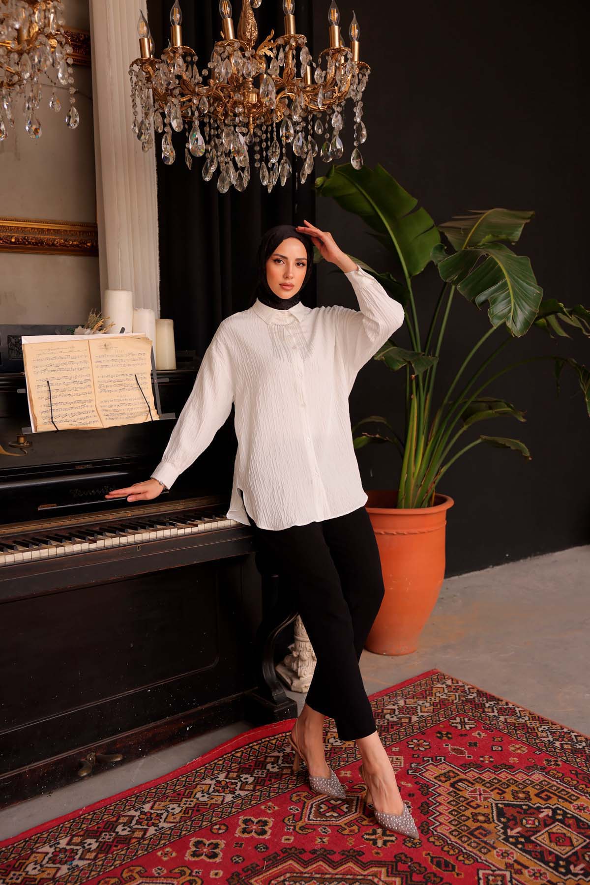 Yakası Zincirli Gömlek