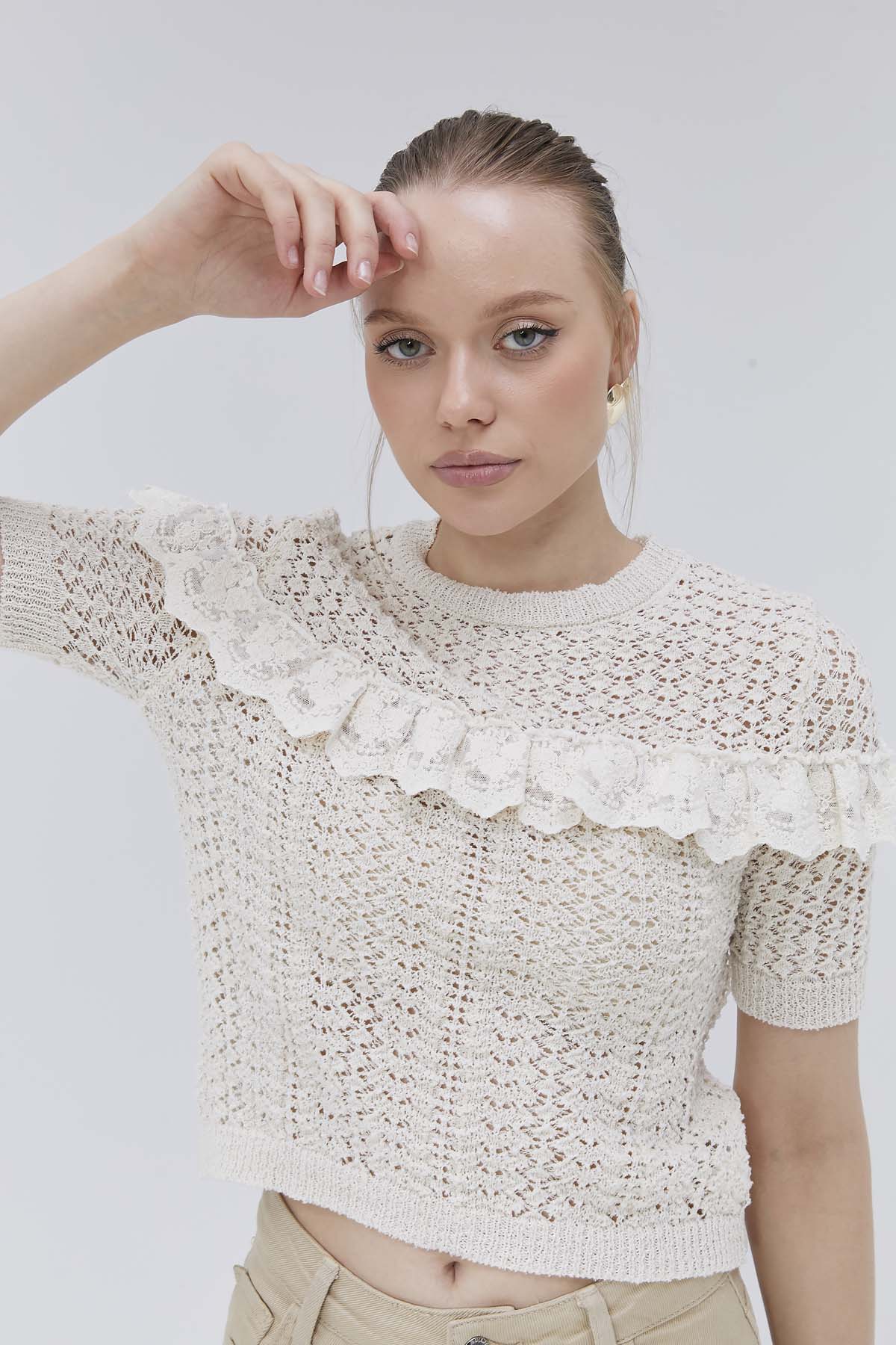 Kolları Ve Önü Dantelli Kısa Kazak