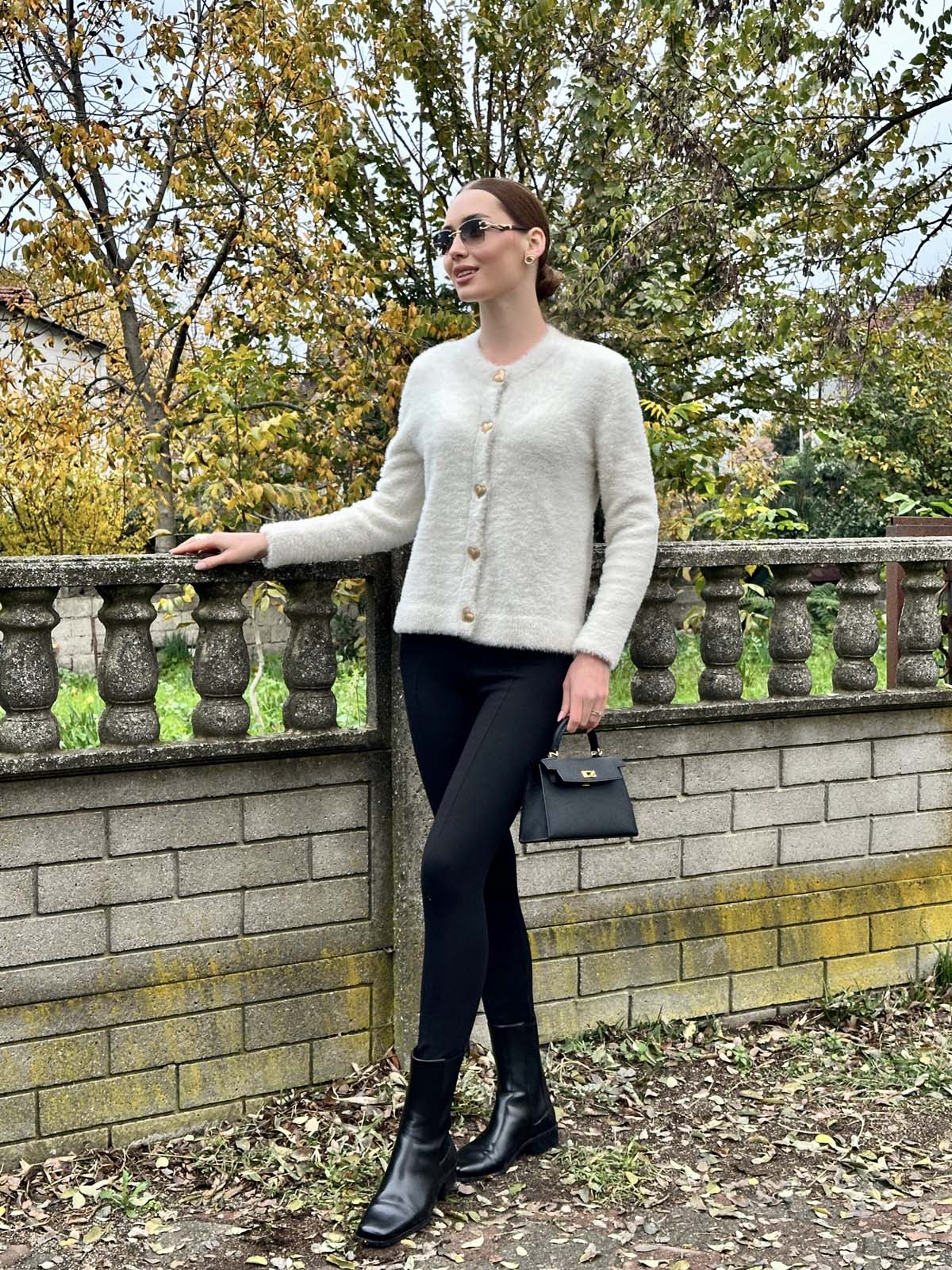 Angora  Kalp Şekilli Düğmeli Kısa Hırka