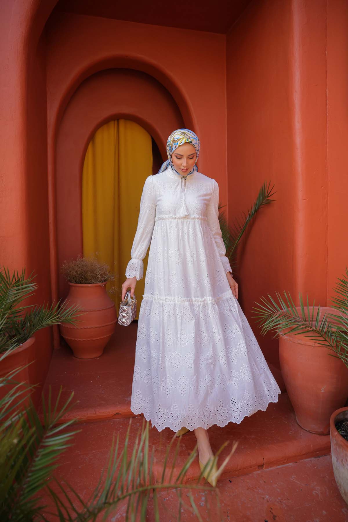 Önü Bağcıklı Brode Uzun Elbise