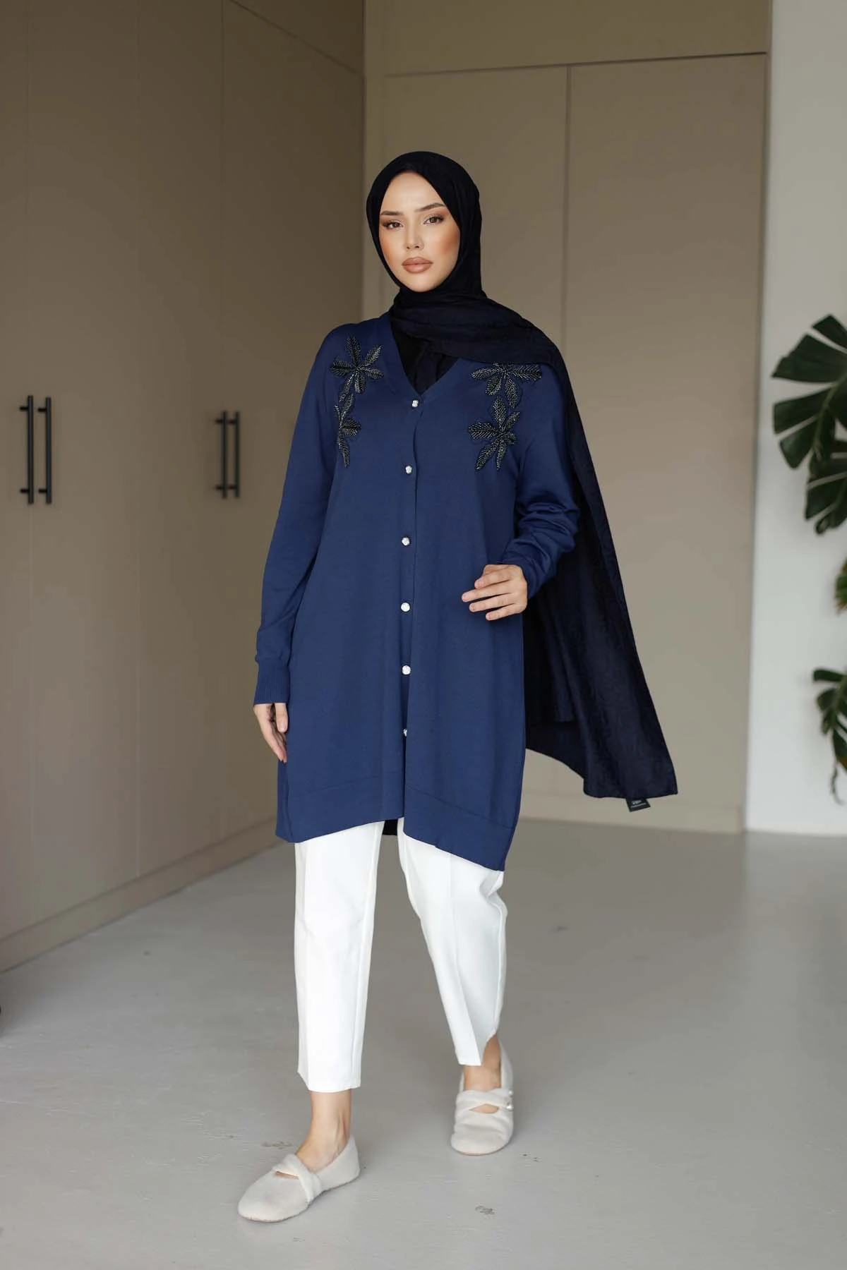 Çiçekli Düğmeli Uzun Hırka