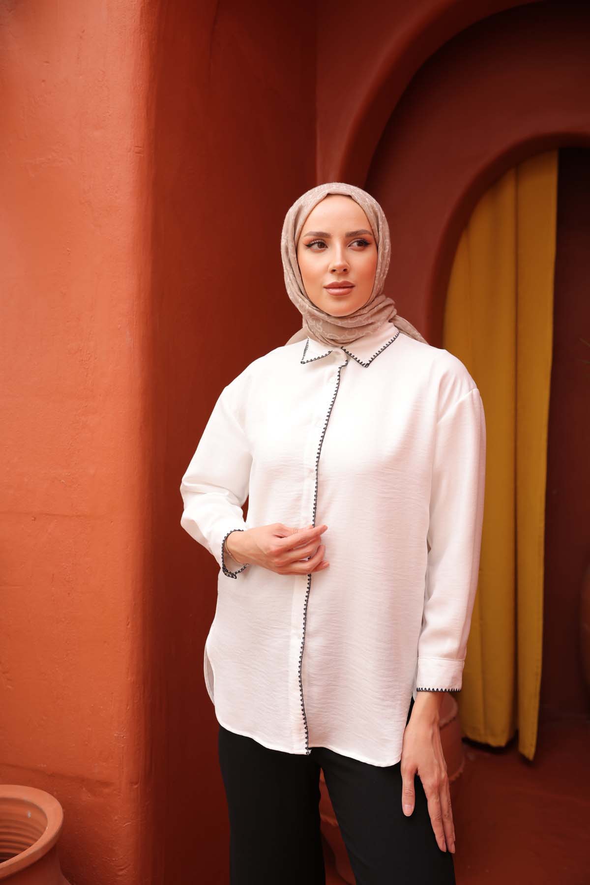 Bandı Tek Sıra İstiridye Nakışlı Gömlek