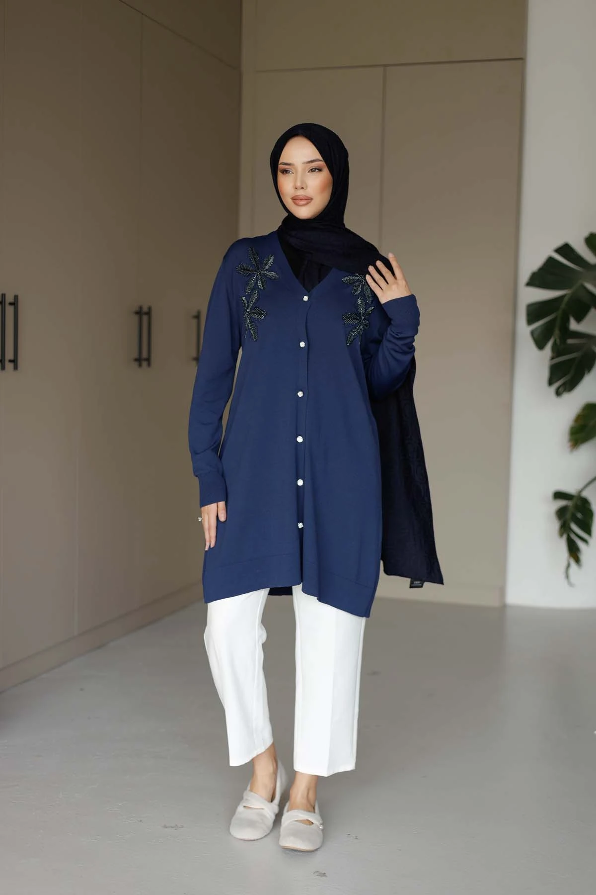 Çiçekli Düğmeli Uzun Hırka