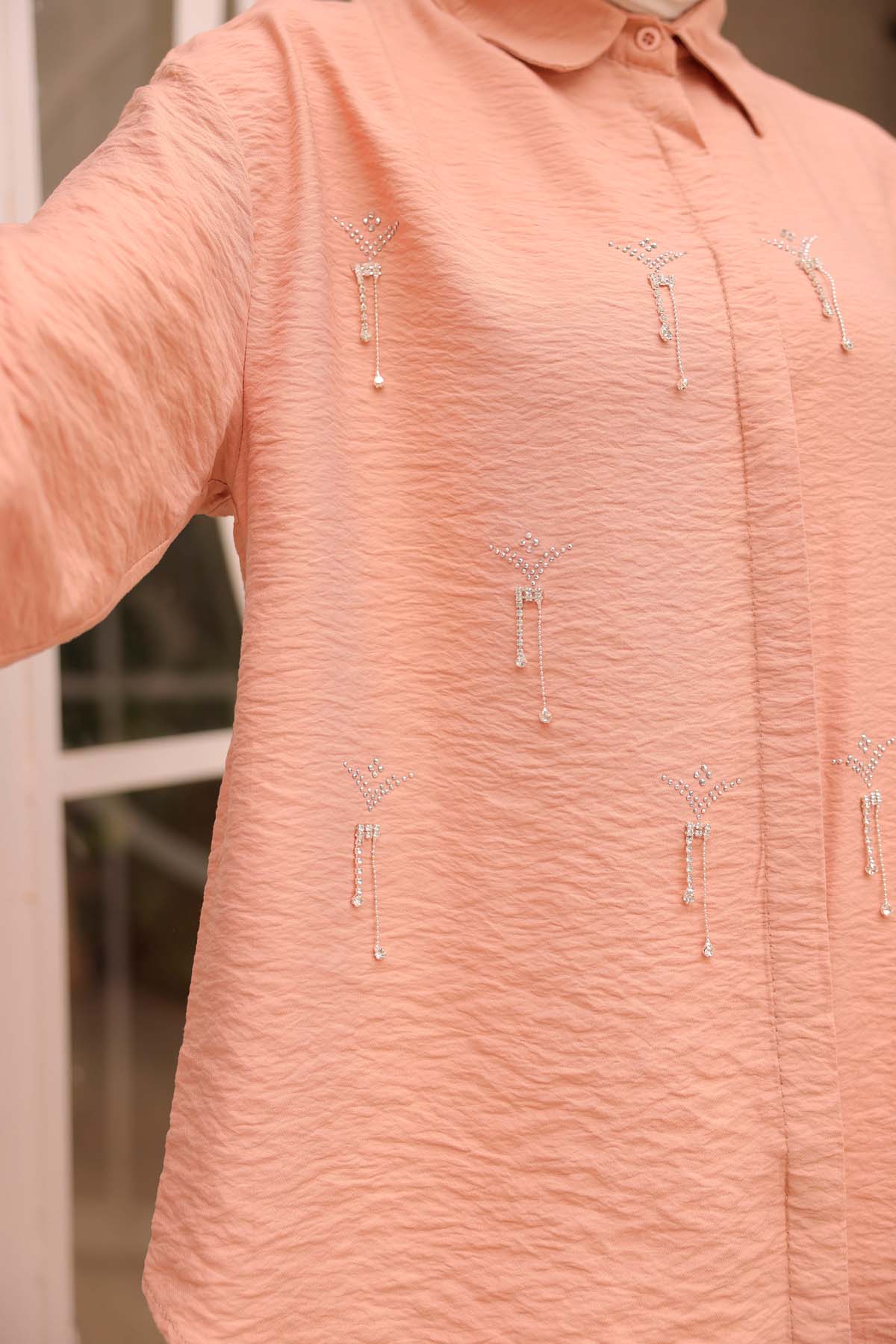 Önü Aksesuarlı Gömlek