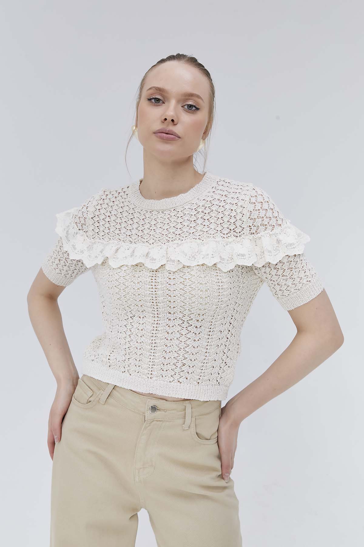 Kolları Ve Önü Dantelli Kısa Kazak