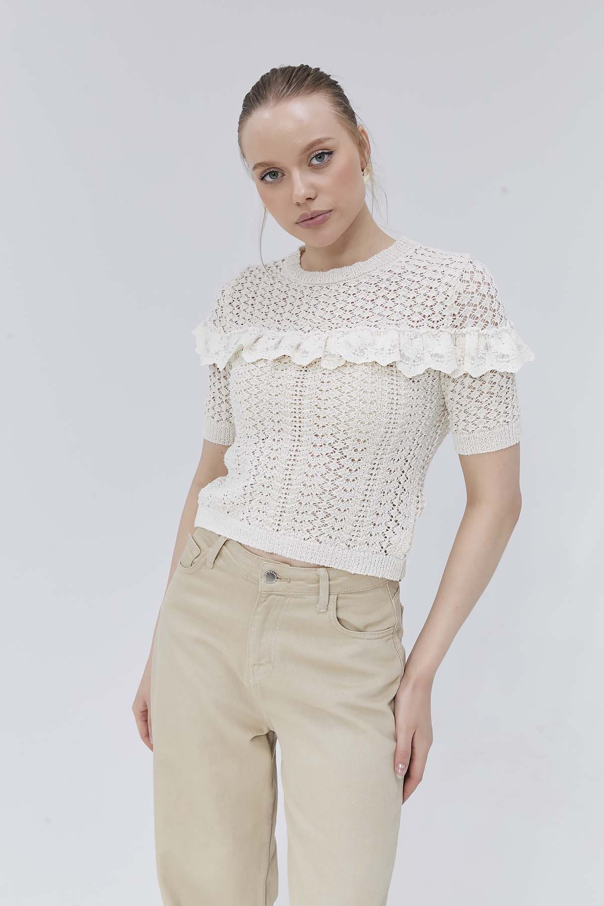 Kolları Ve Önü Dantelli Kısa Kazak