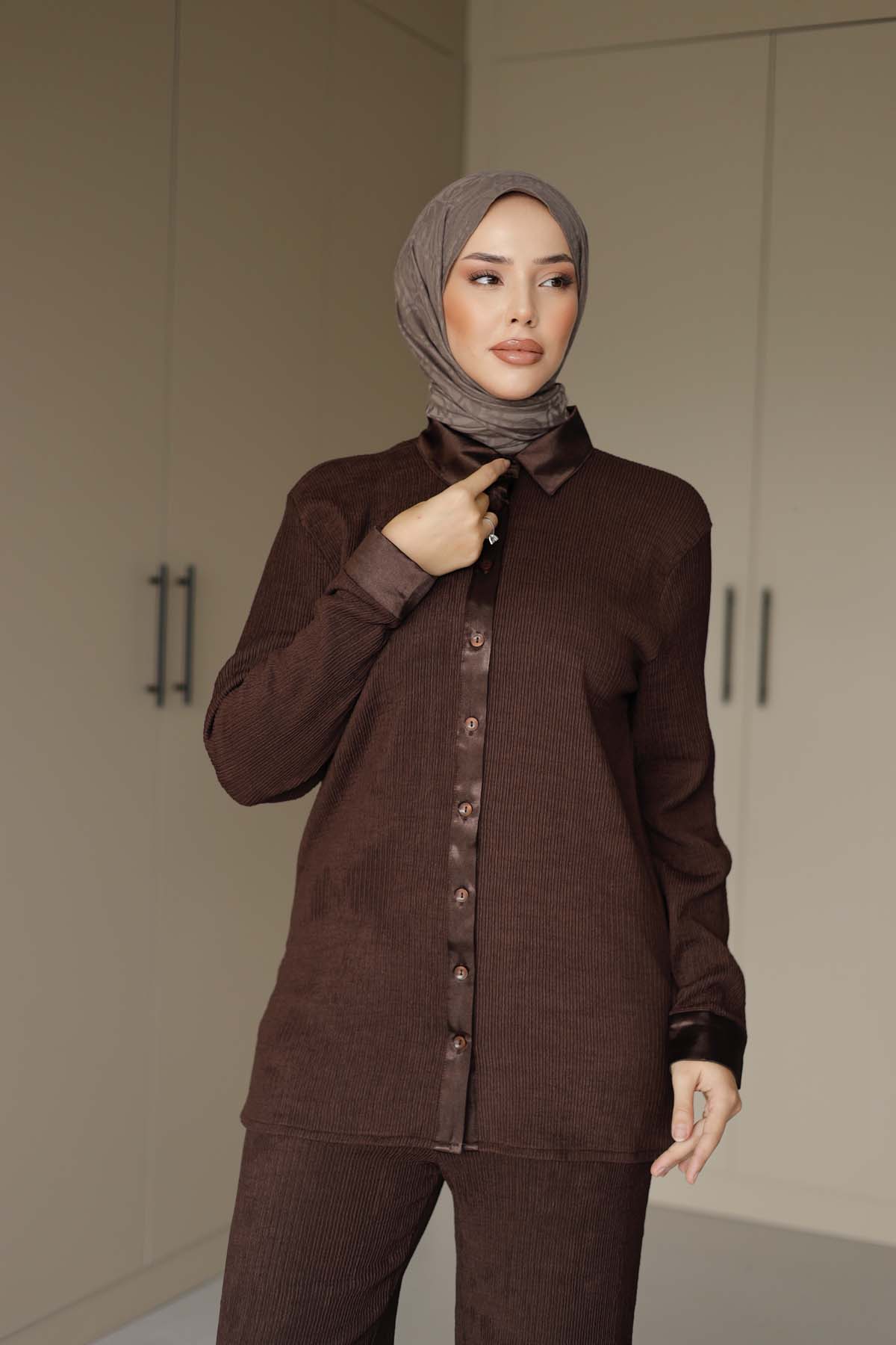 Düğmeli Saten Yakalı Gömlek