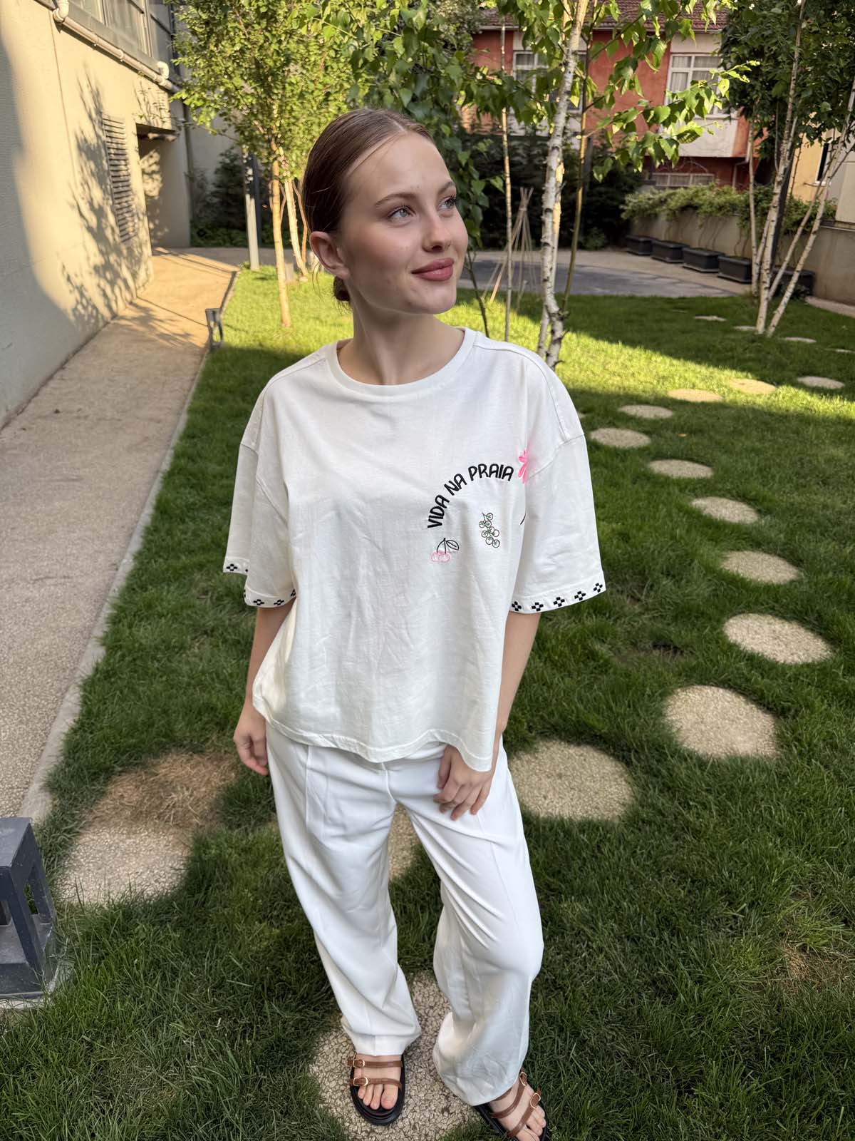 OSAKA KALIP ÖNÜÇİÇEKLİ VE KOLLARI NAKIŞLI TİŞÖRT