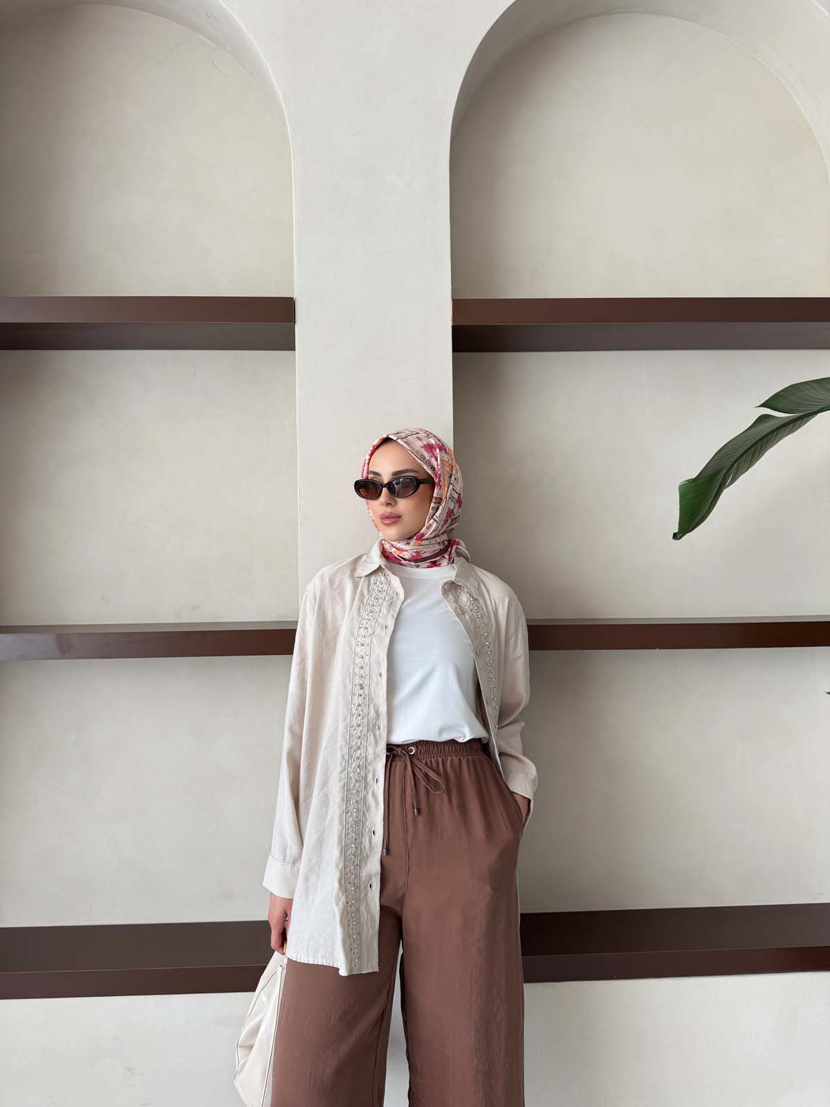 ÖNÜ ŞERİT APLİKELİ GÖMLEK