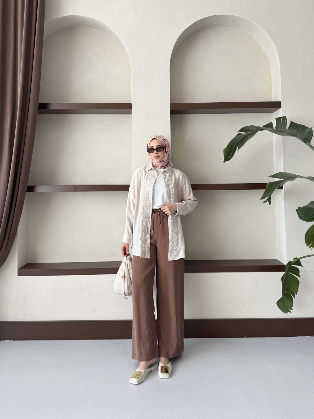 ÖNÜ ŞERİT APLİKELİ GÖMLEK