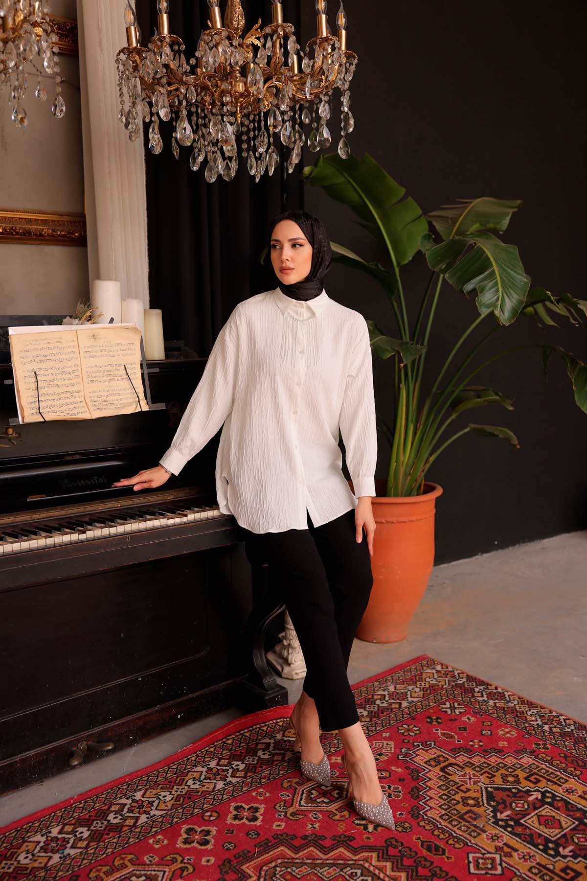 Yakası Zincirli Gömlek