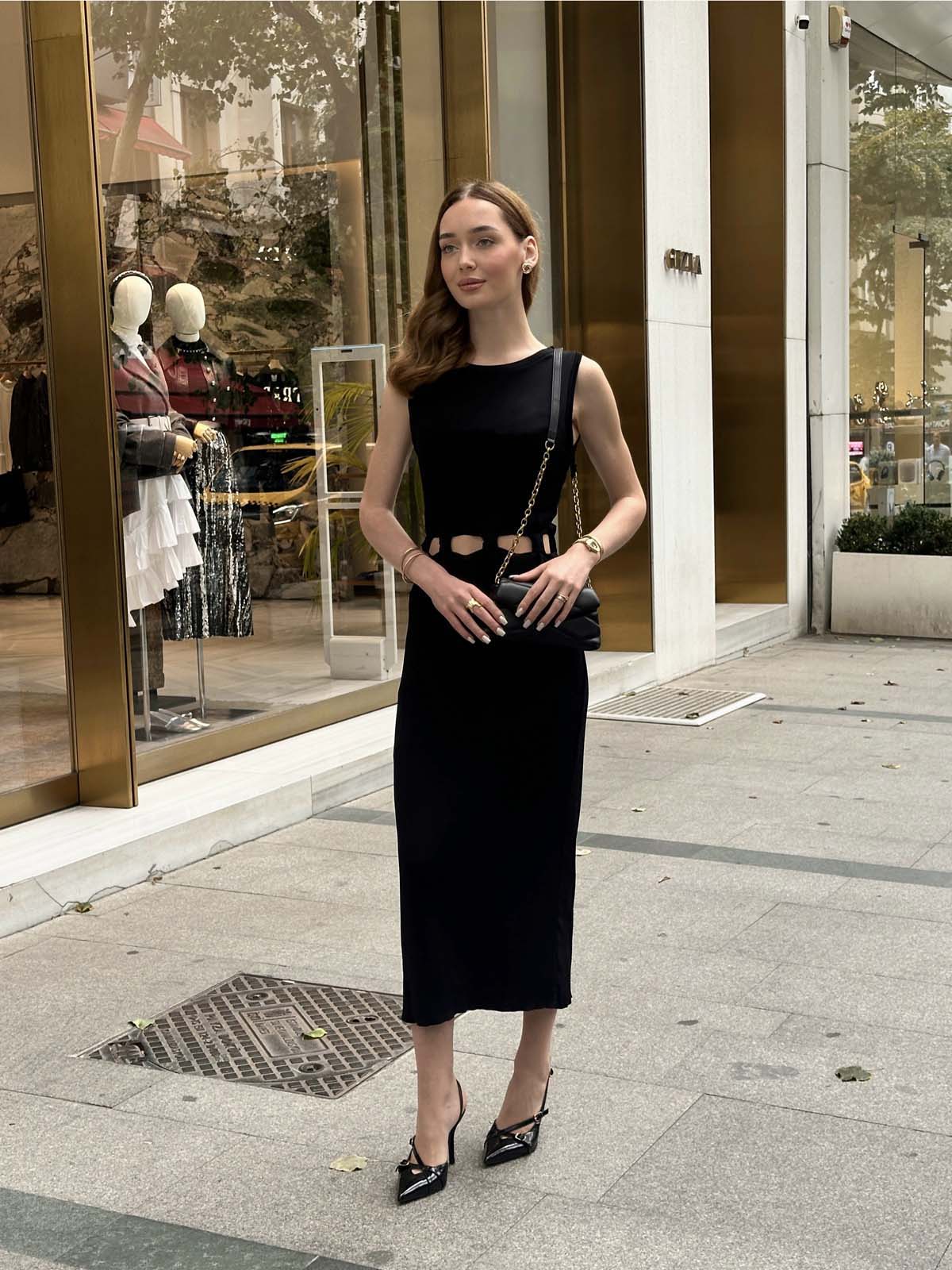 Beli Pencereli Kolsuz Uzun Elbise