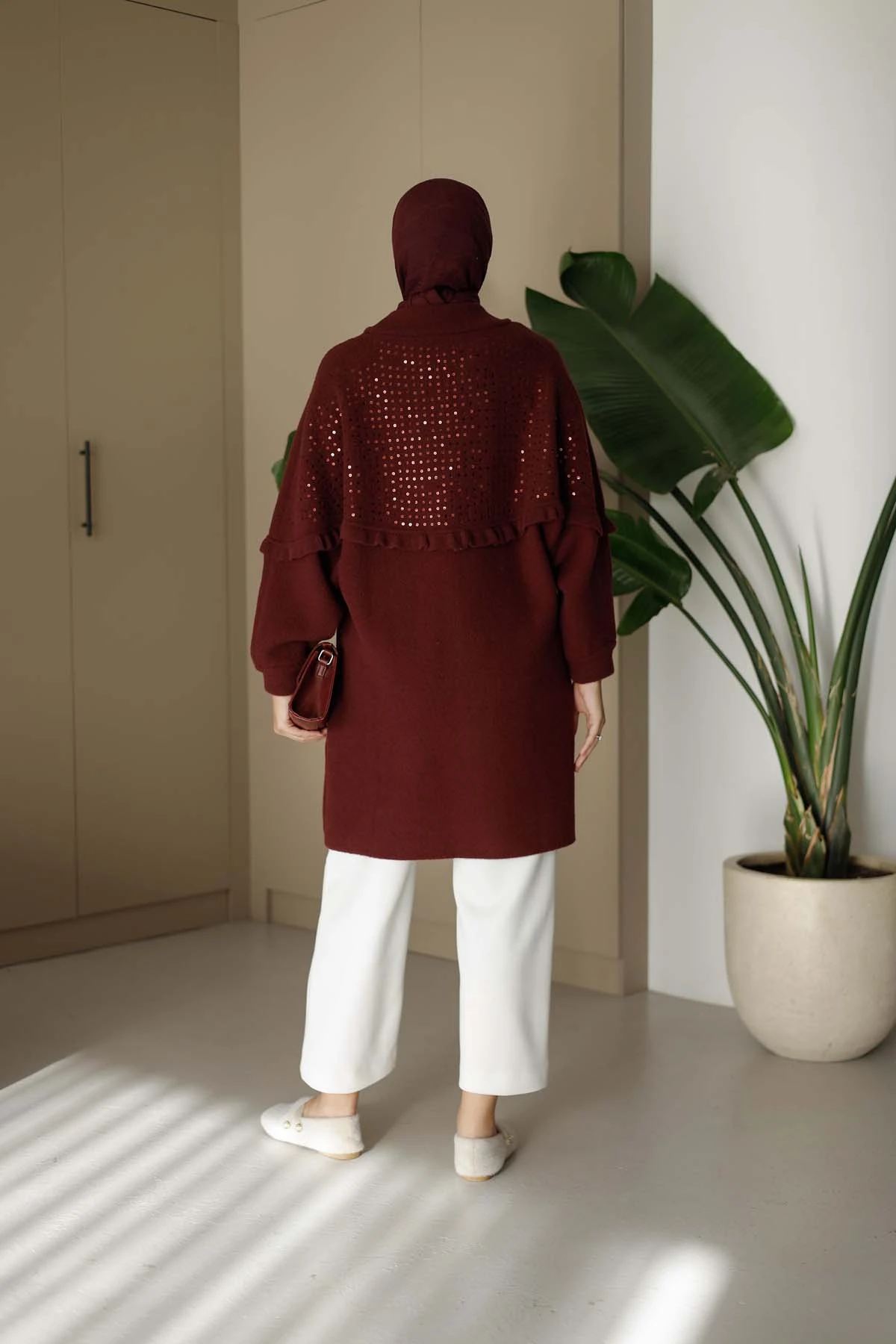 Fırfır ve Pul Detaylı Uzun Hırka