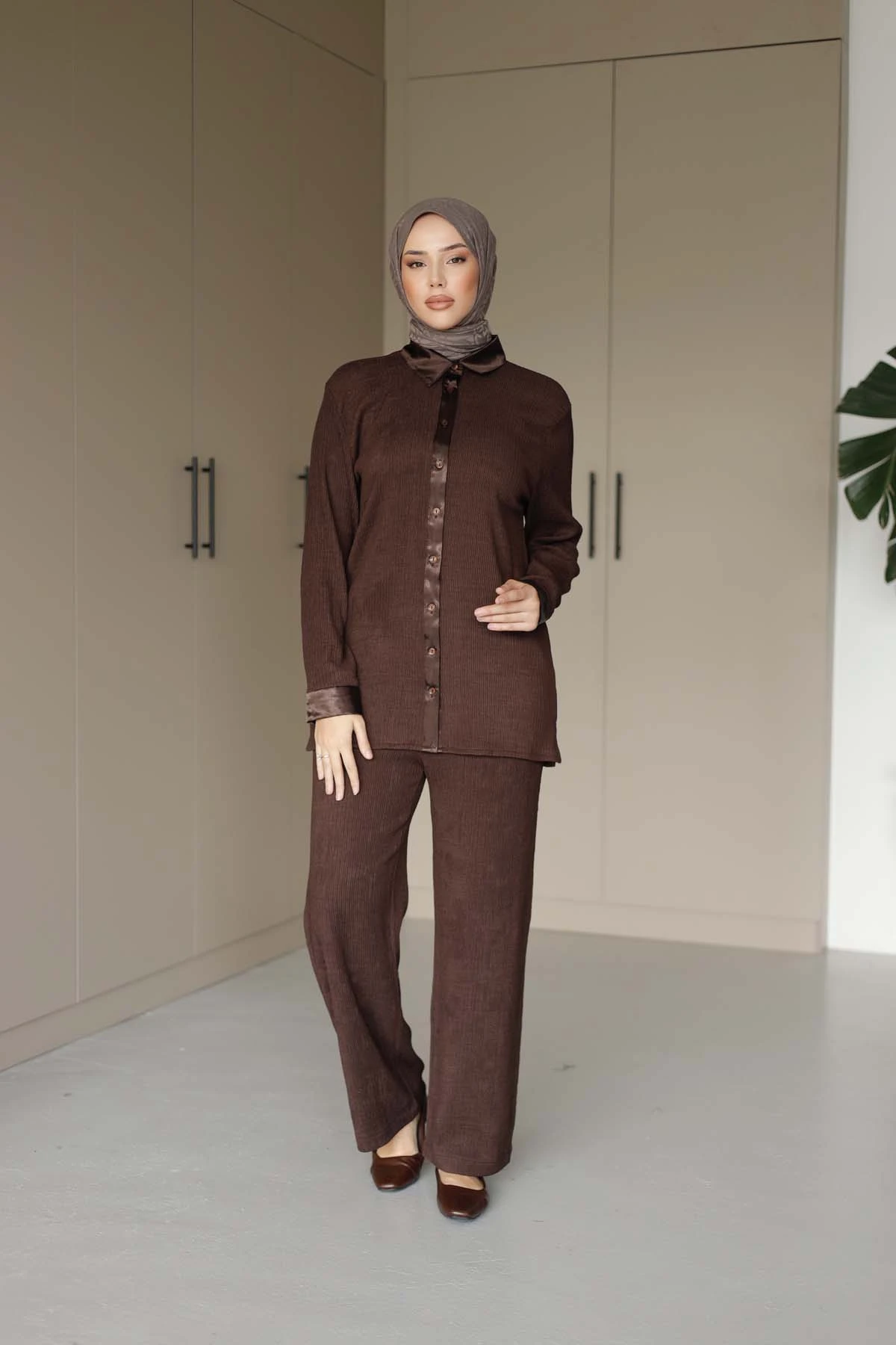 Düğmeli Saten Yakalı Gömlek