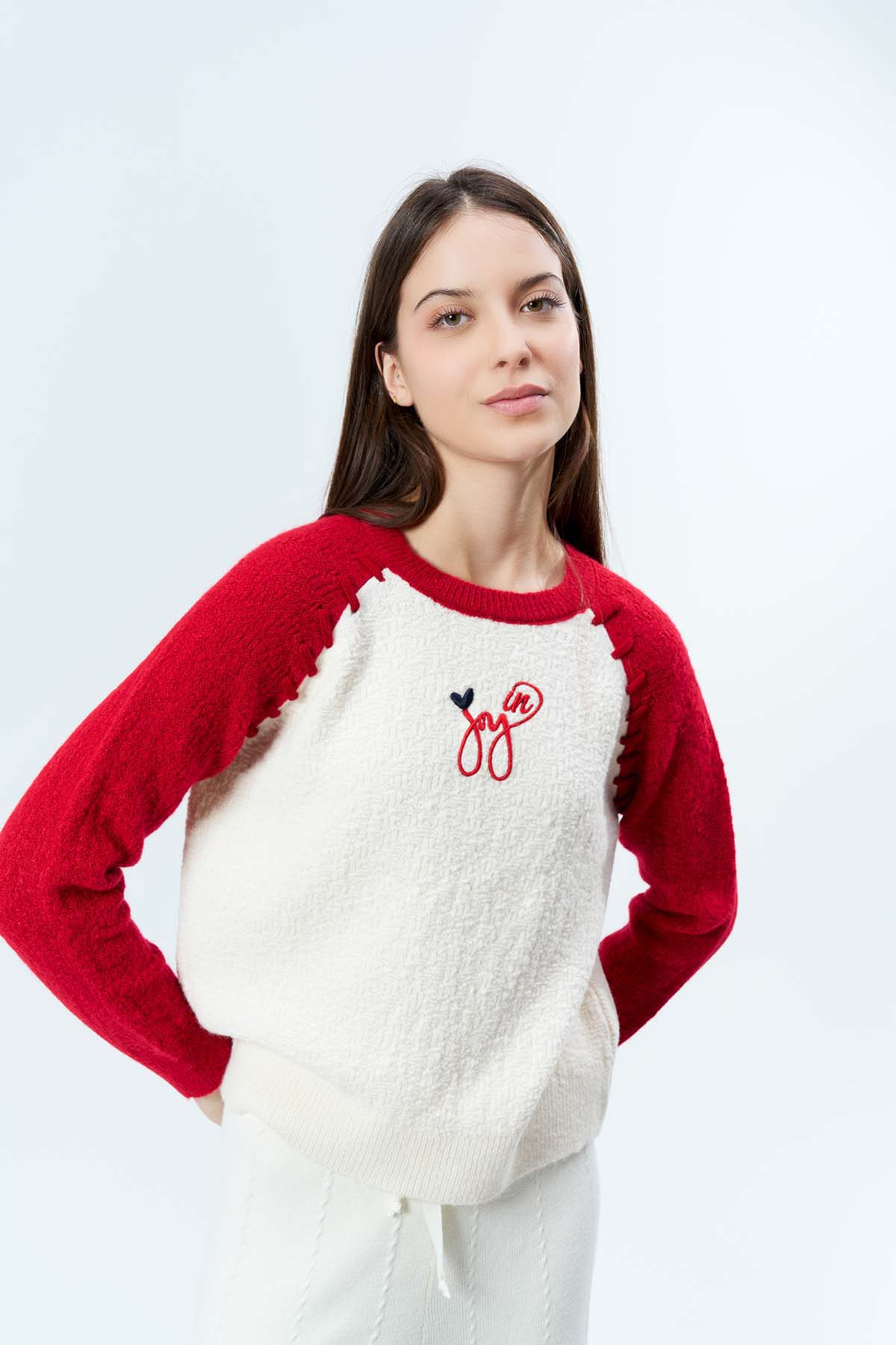 Şardonlu ÖnBedeni İşlemeli Kazak