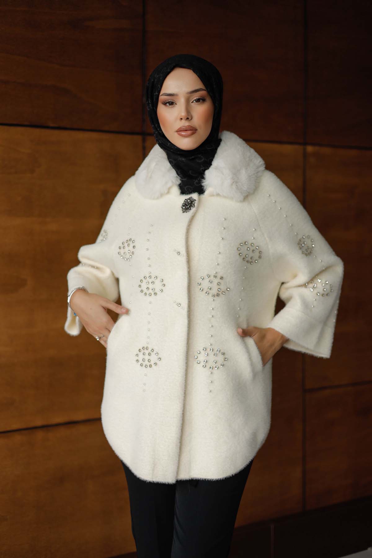 Angora  Yakası Kürklü Taş Detaylı  Hırka