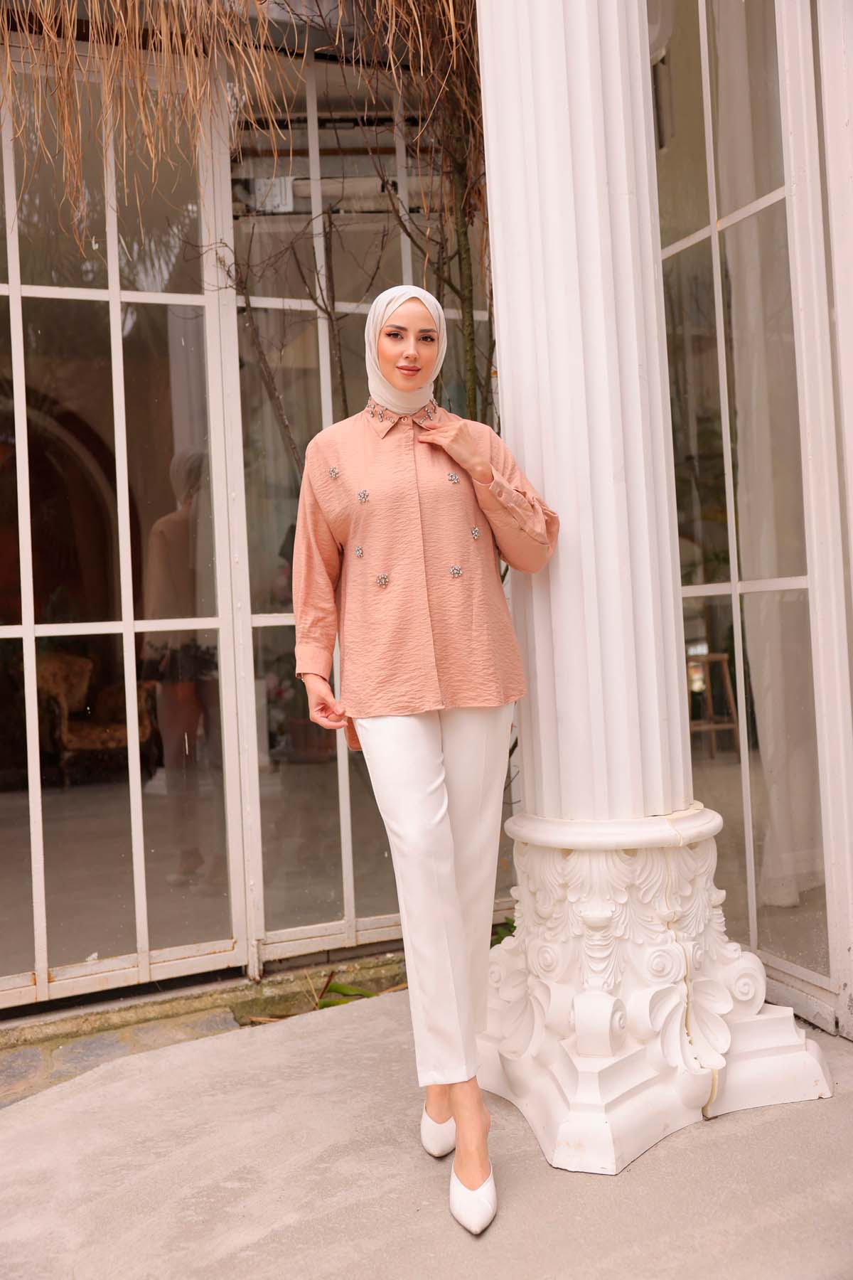 Önü ve Yakası Taşlı Gömlek