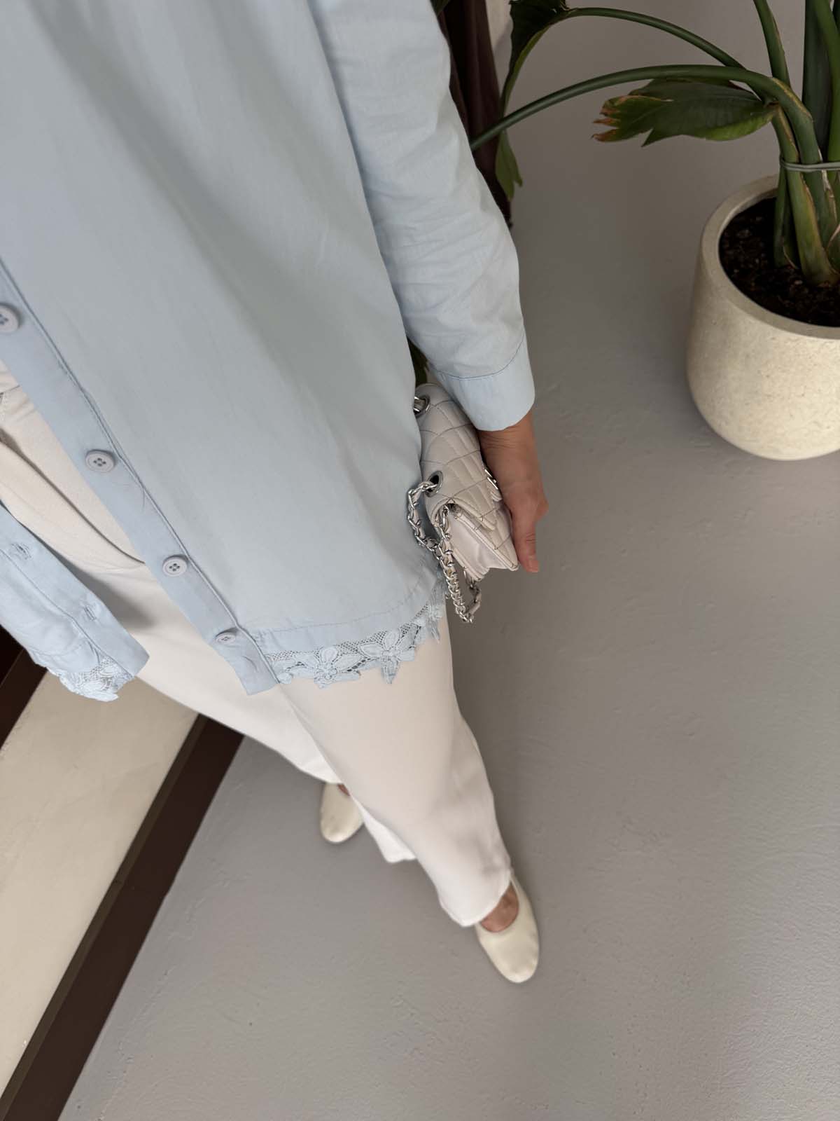 Yakası  Taşlı  Eteği Dantel  Gömlek