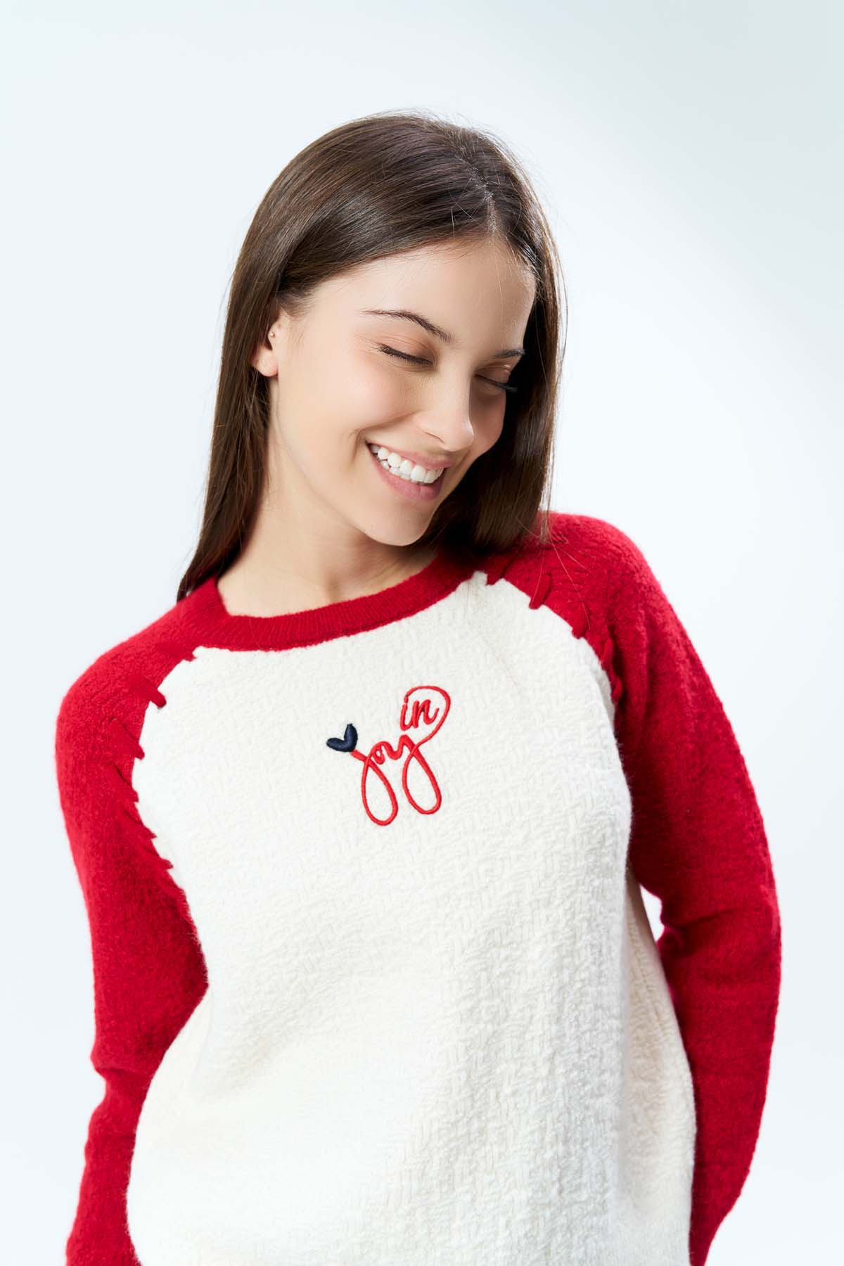 Şardonlu ÖnBedeni İşlemeli Kazak