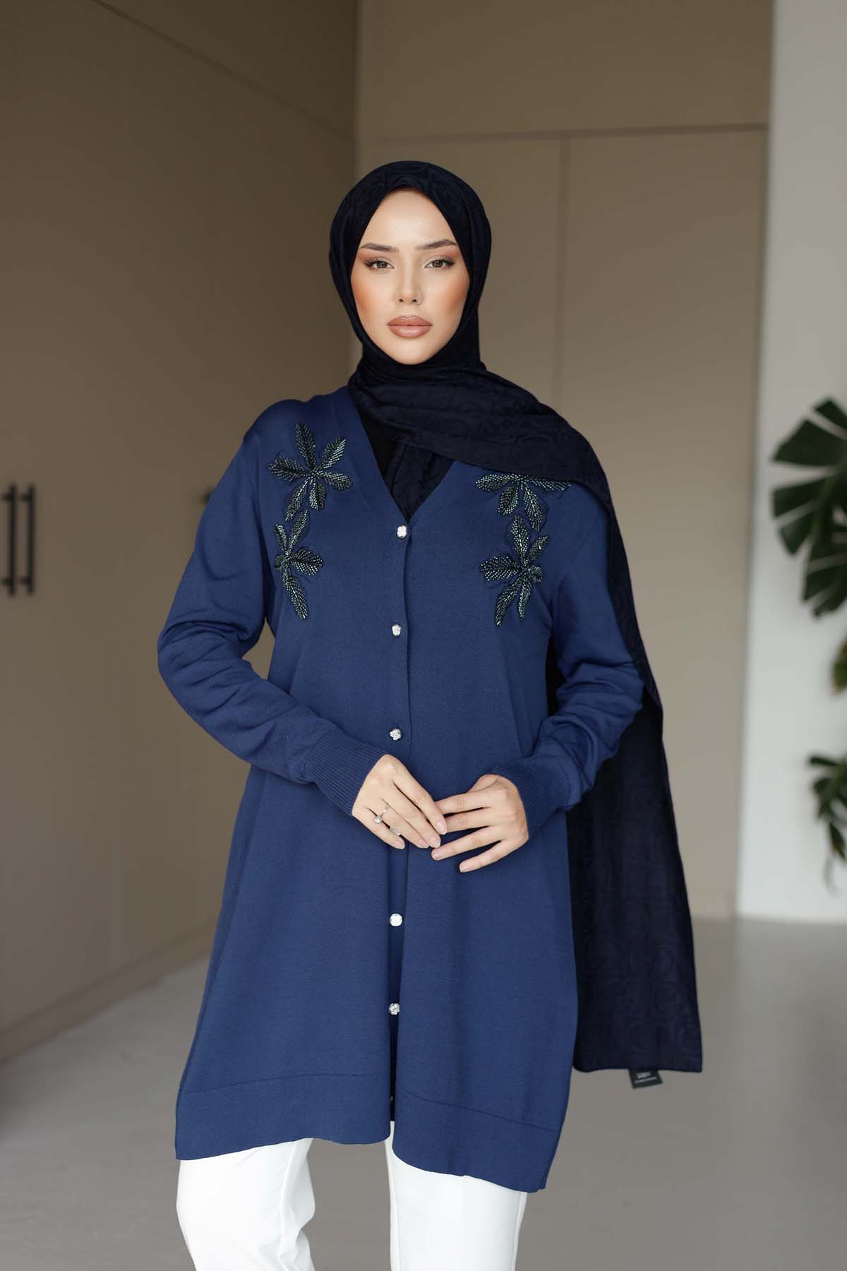 Çiçekli Düğmeli Uzun Hırka