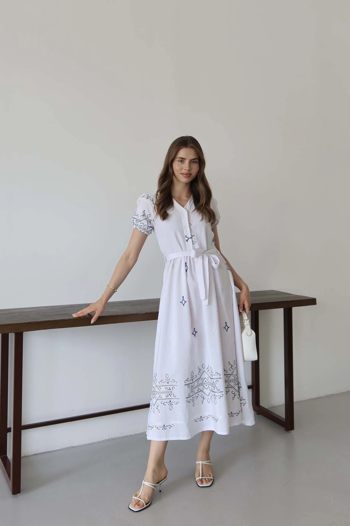 NAKIŞLI KISA KOLLU ELBİSE