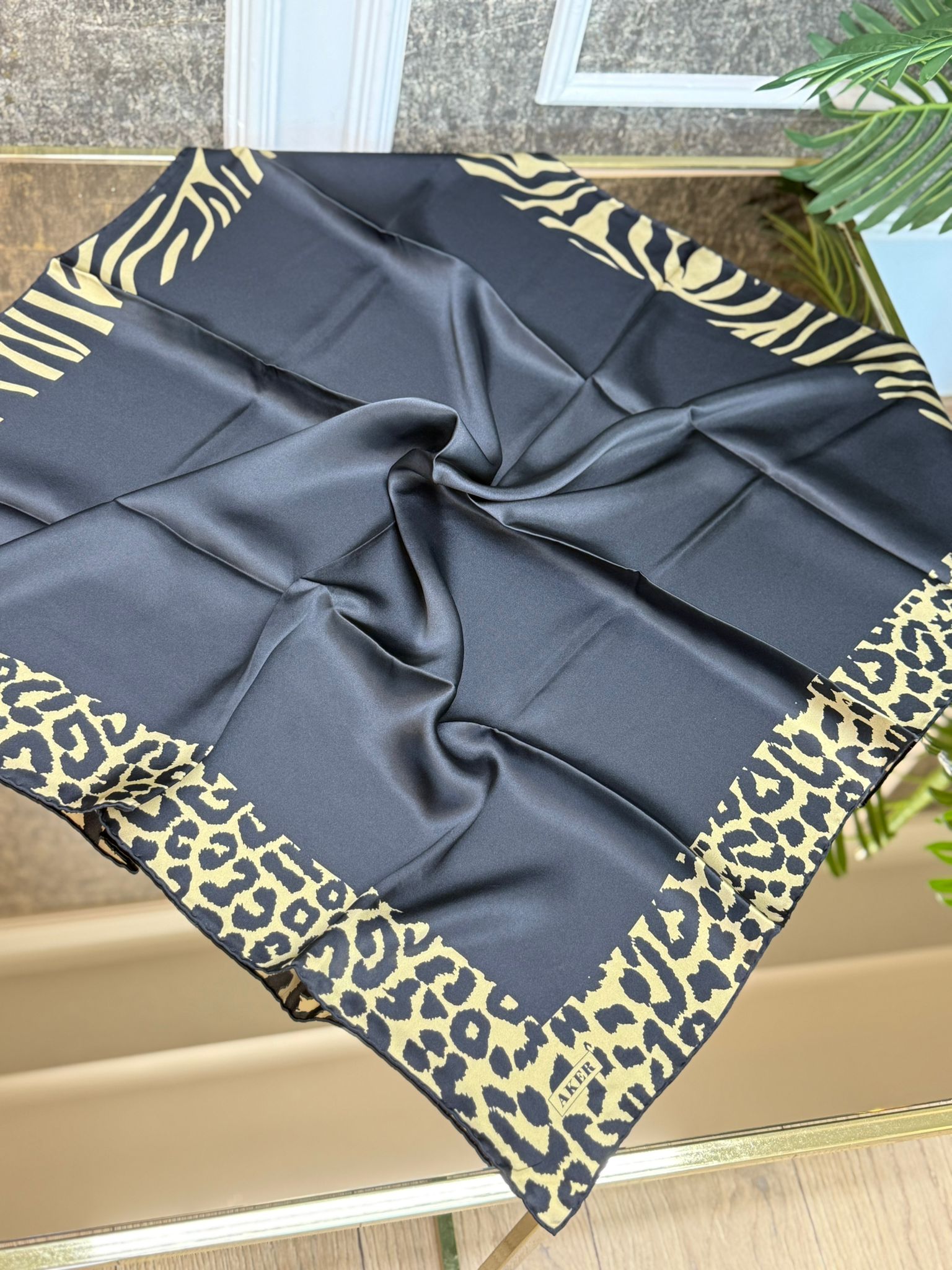 SİYAH ZEMİN, GOLD LEOPAR